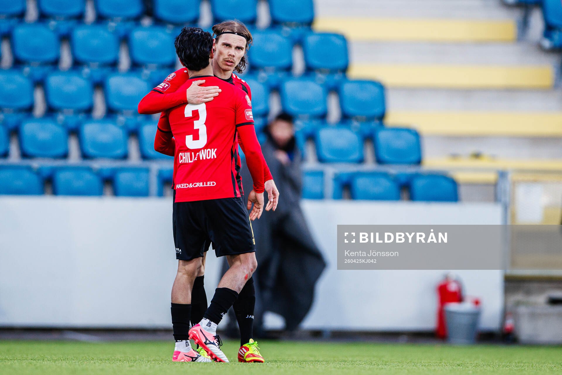 Nordic United FCs Elias Andersson och Mohammad Fazal jublar