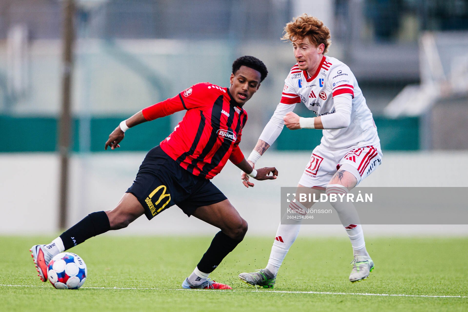 Nordic United FCs Nhome Daneyl och Sandvikens IFs Alan