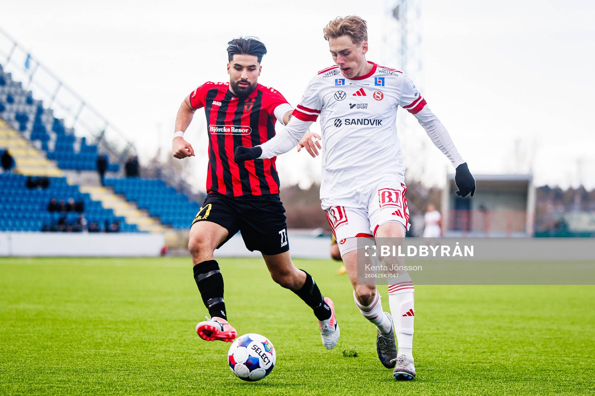 Nordic United FCs Jonathan Gursac och Sandvikens IFs