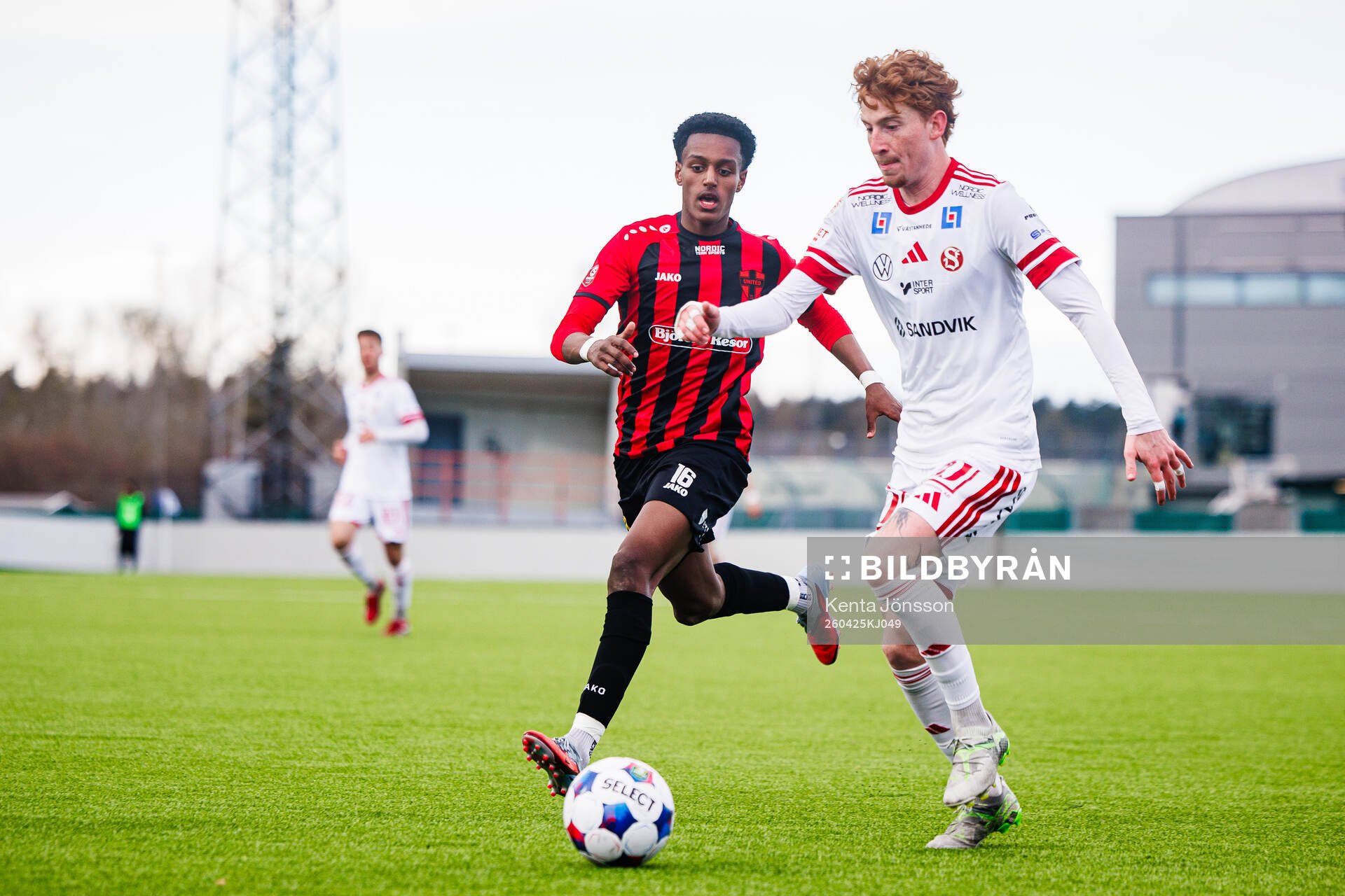 Nordic United FCs Nhome Daneyl och Sandvikens IFs Alan