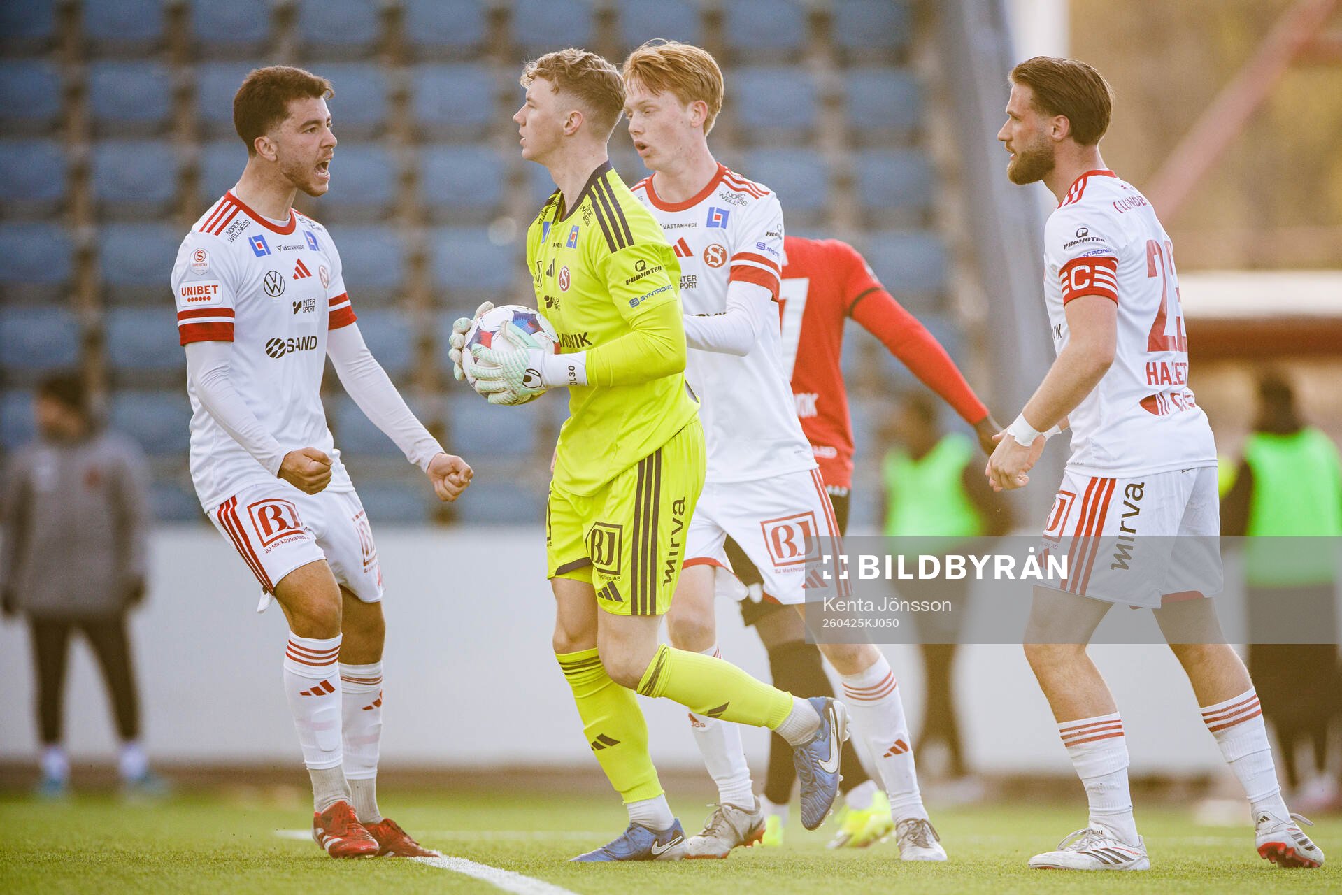 Sandvikens IFs målvakt Otto Lindell jublar med Adam Kiani,