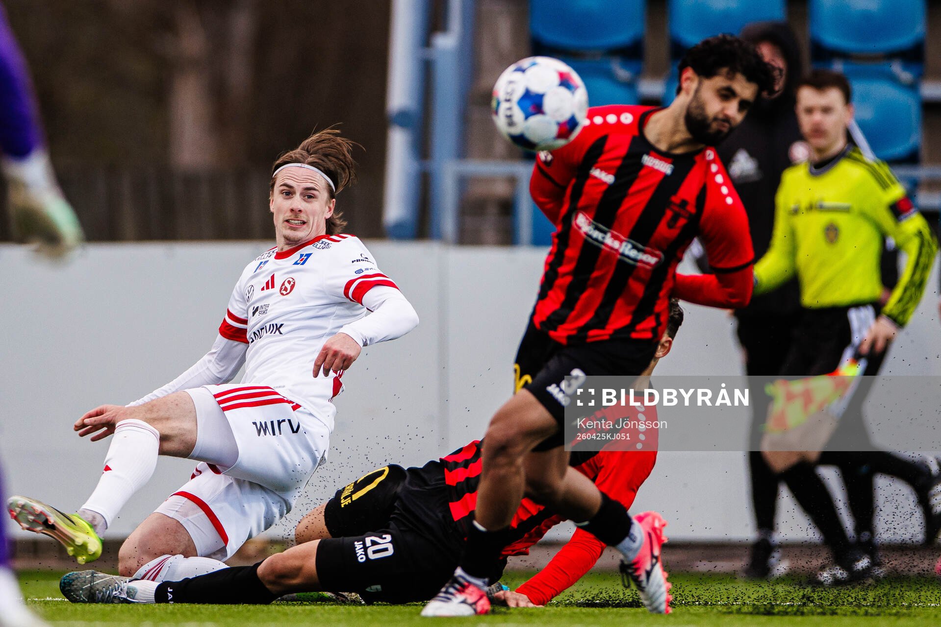 Sandvikens IFs Johan Arvidsson och Nordic United FCs Aziz