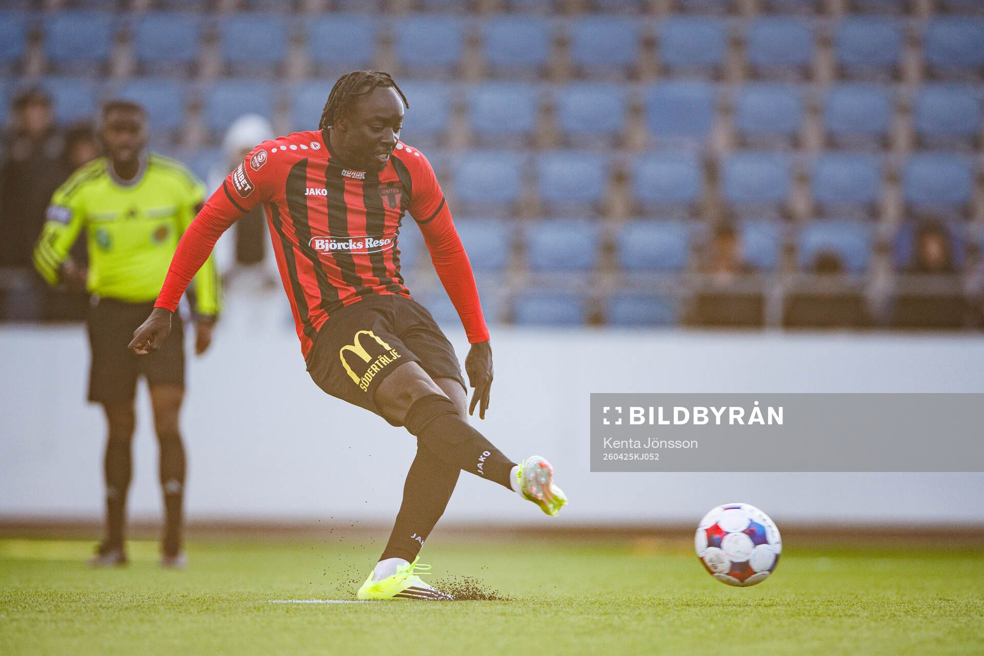 Nordic United FCs Kalipha Jawla med en straffspark