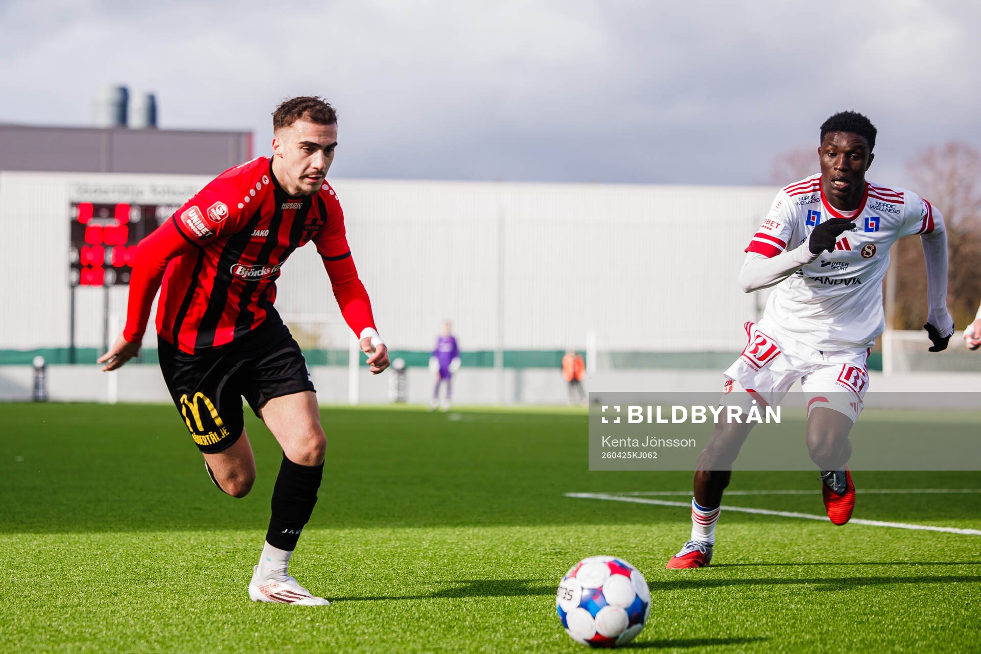 Nordic United FCs Lorent Mehmeti och Sandvikens IFs