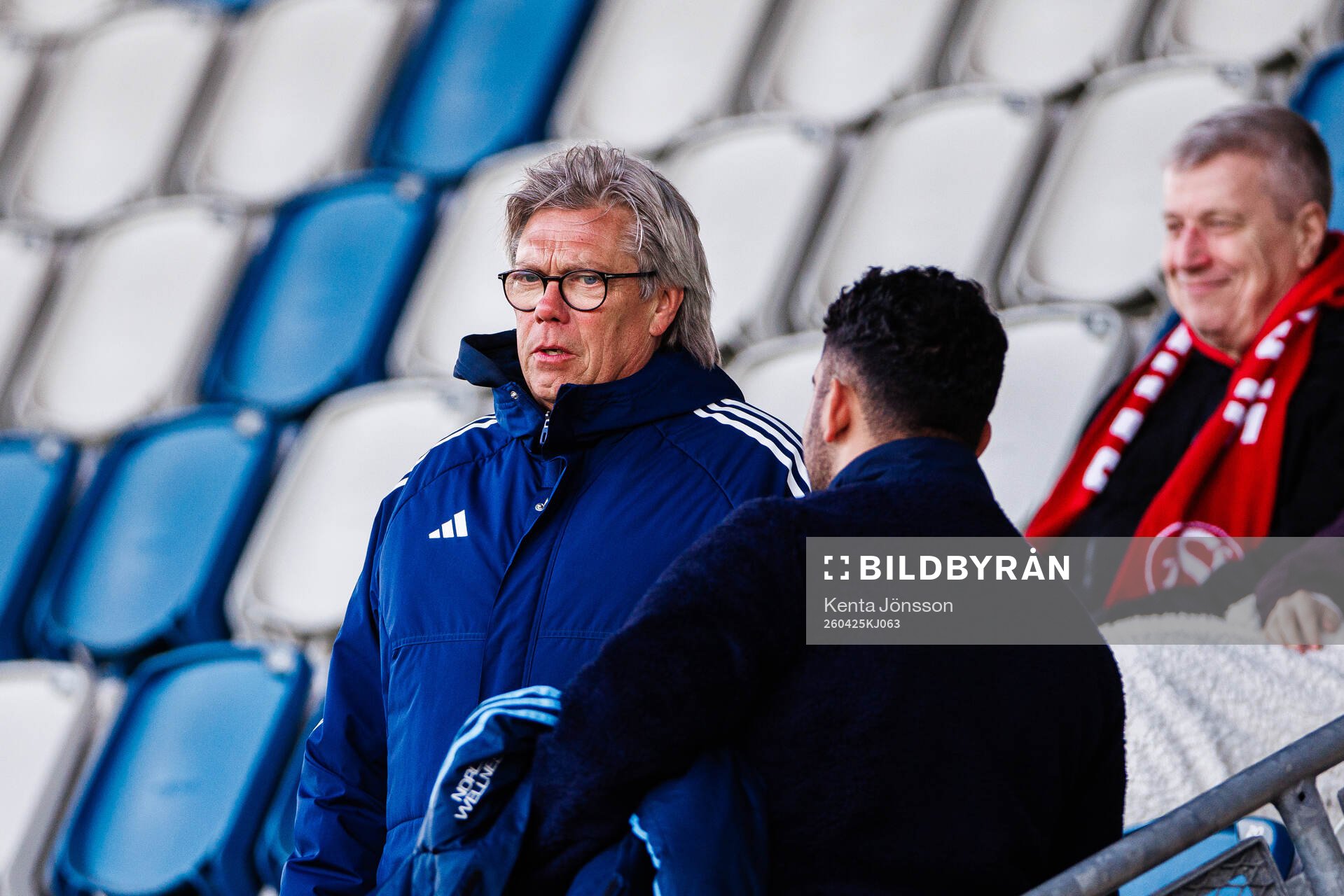 Djurgårdens scout Pelle Olsson på läktaren