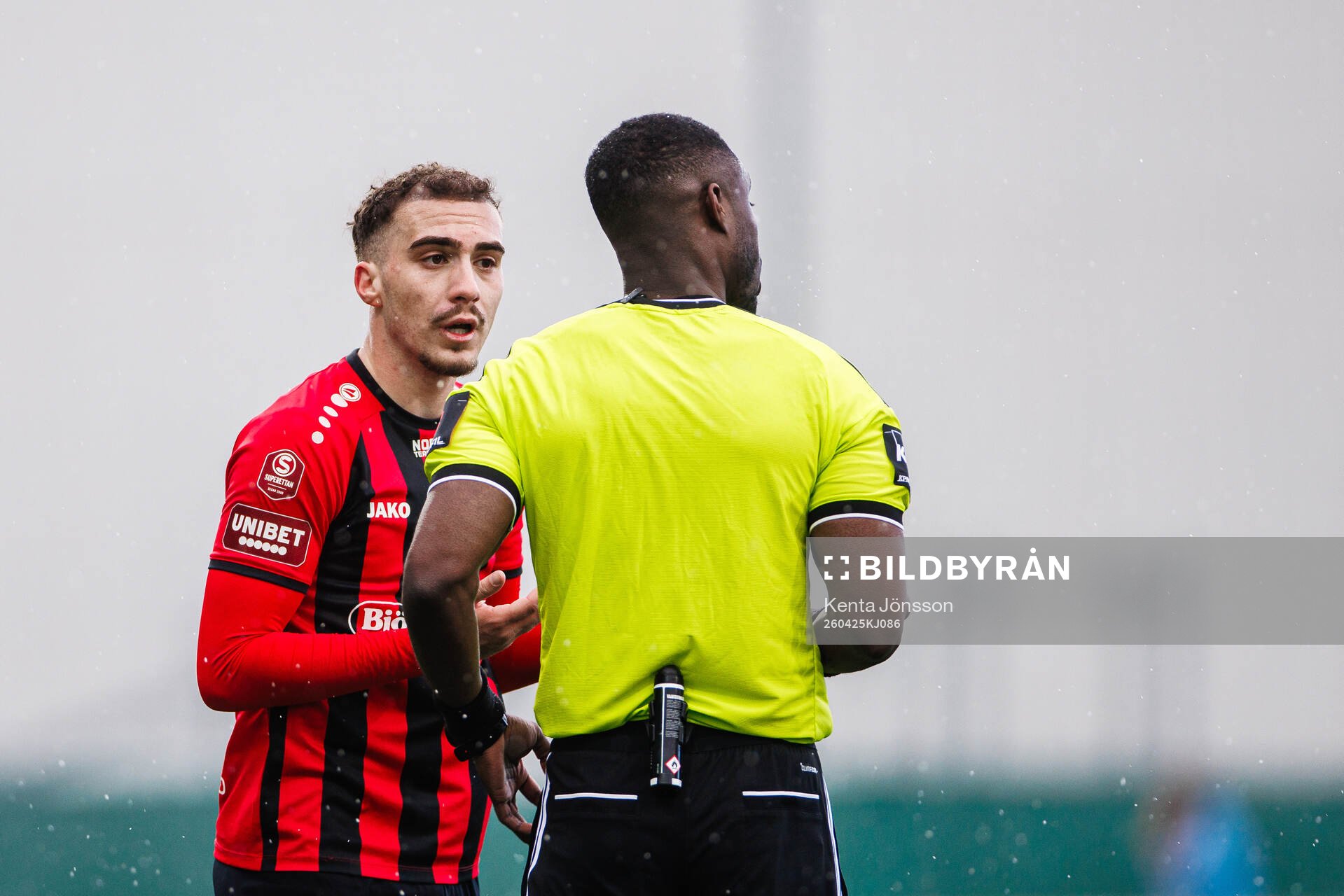 Nordic United FCs Lorent Mehmeti och domare Fredrik Oppong