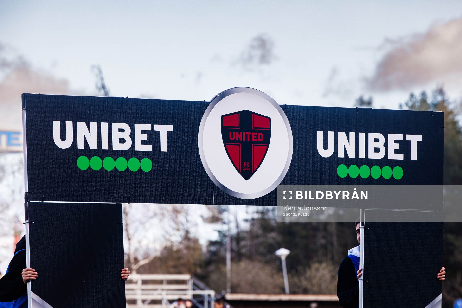 Reklam för Unibet och Nordic United FCs logotyp