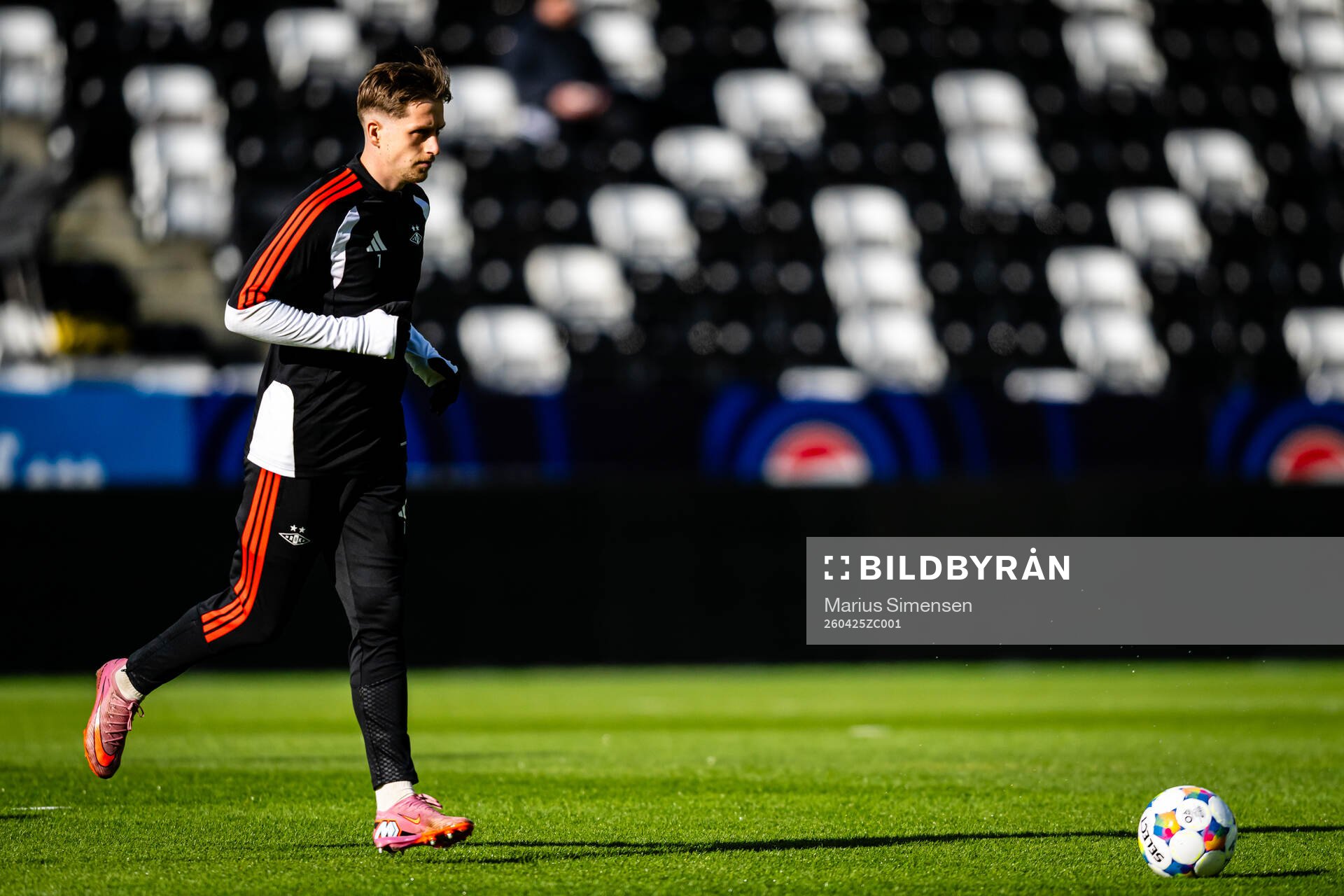 Simen Bolkan Nordli of Rosenborg warms up