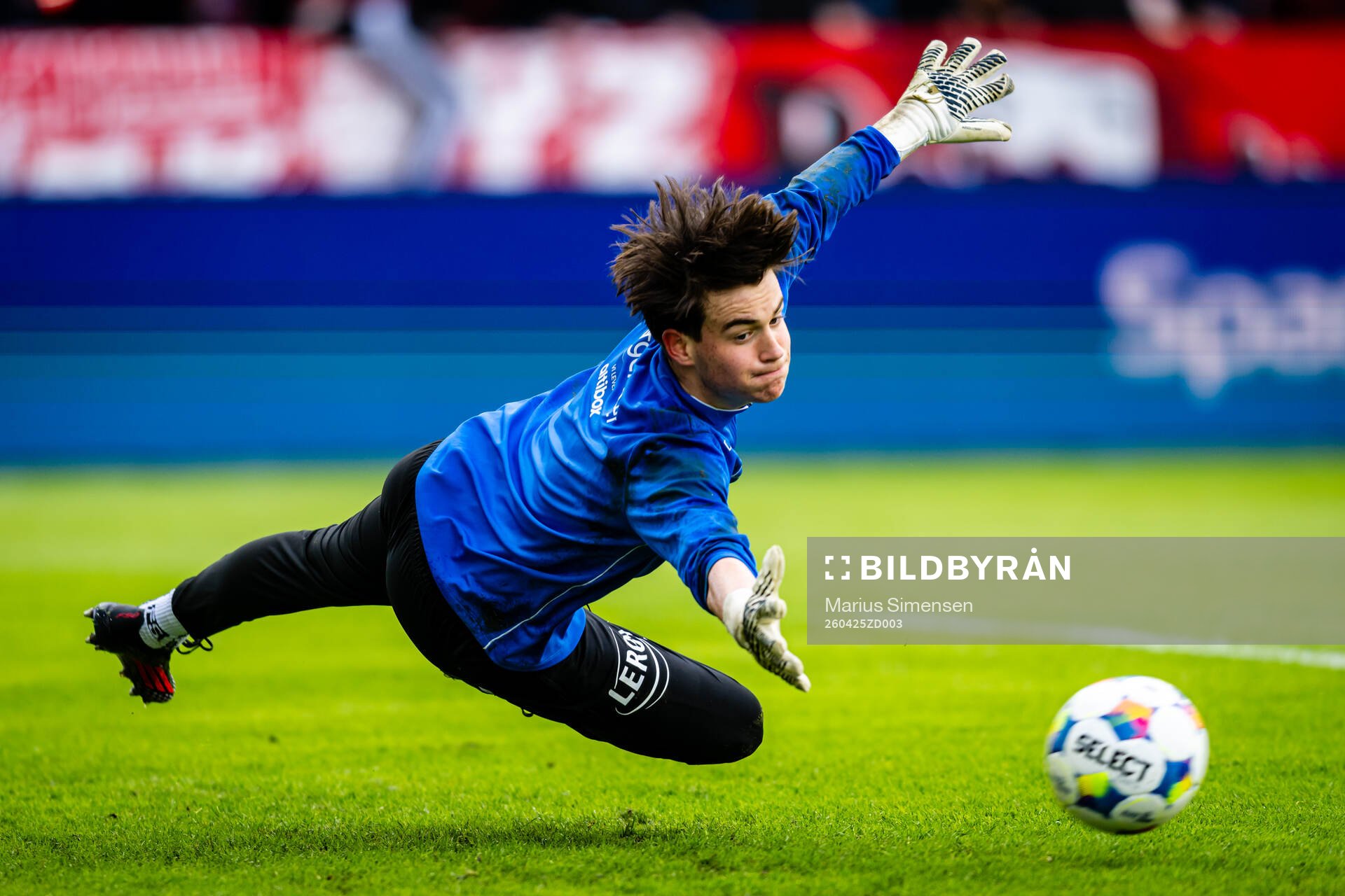 Goalkeeper Håkon Melås Hellesøy of Brann warms up
