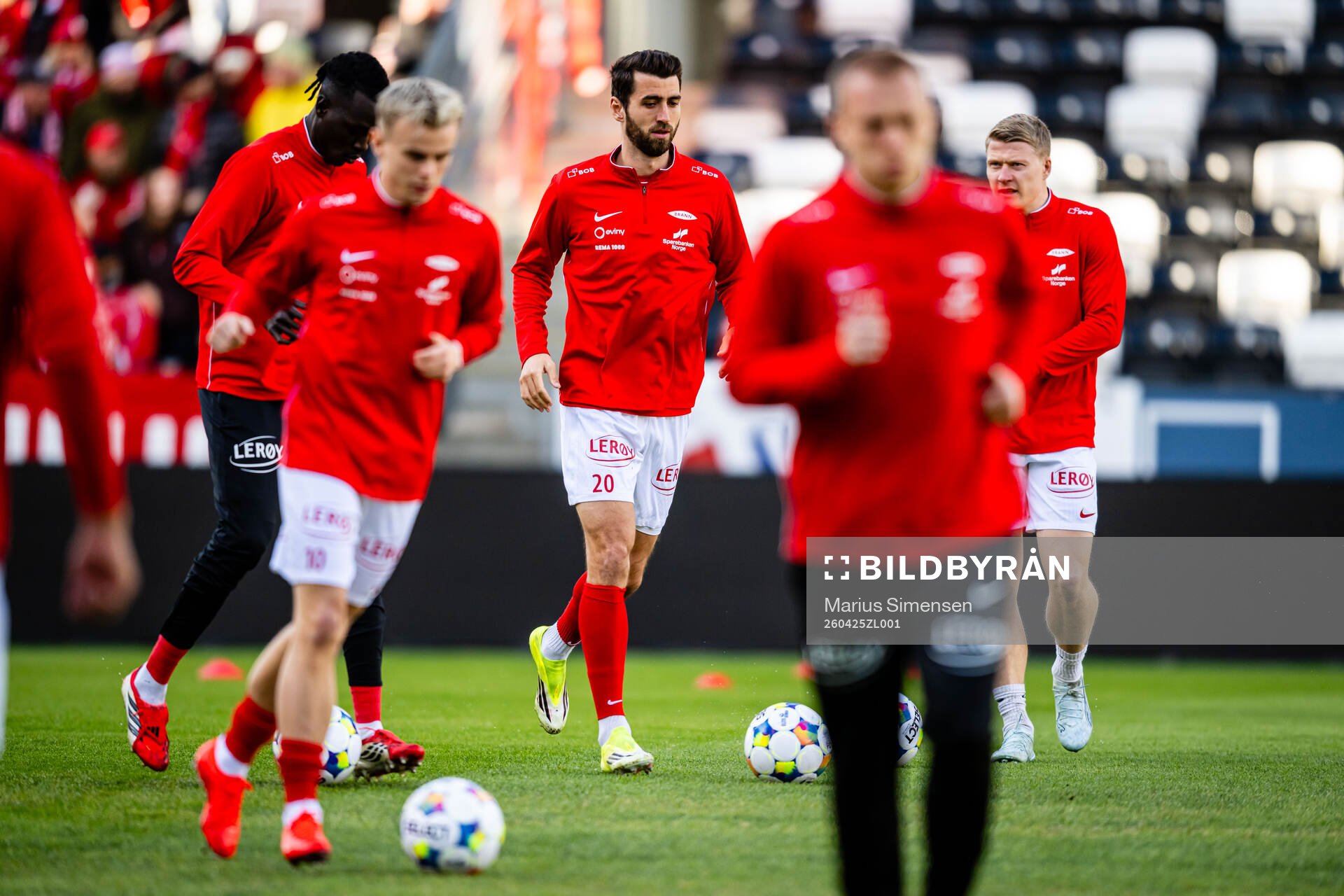 Vetle Dragsnes of Brann warms up