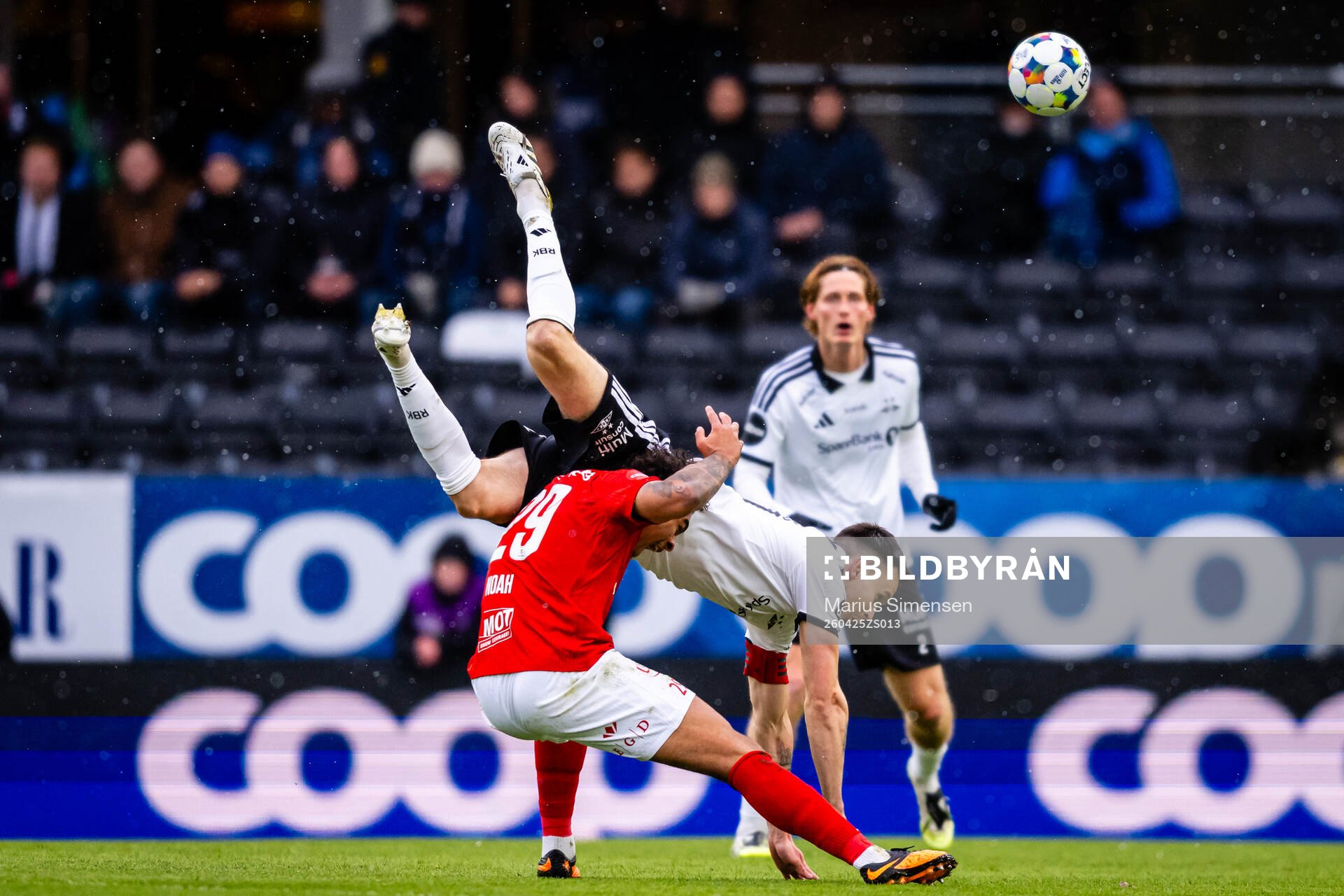 Noah Jean Holm of Brann and Ole Selnæs of Rosenborg