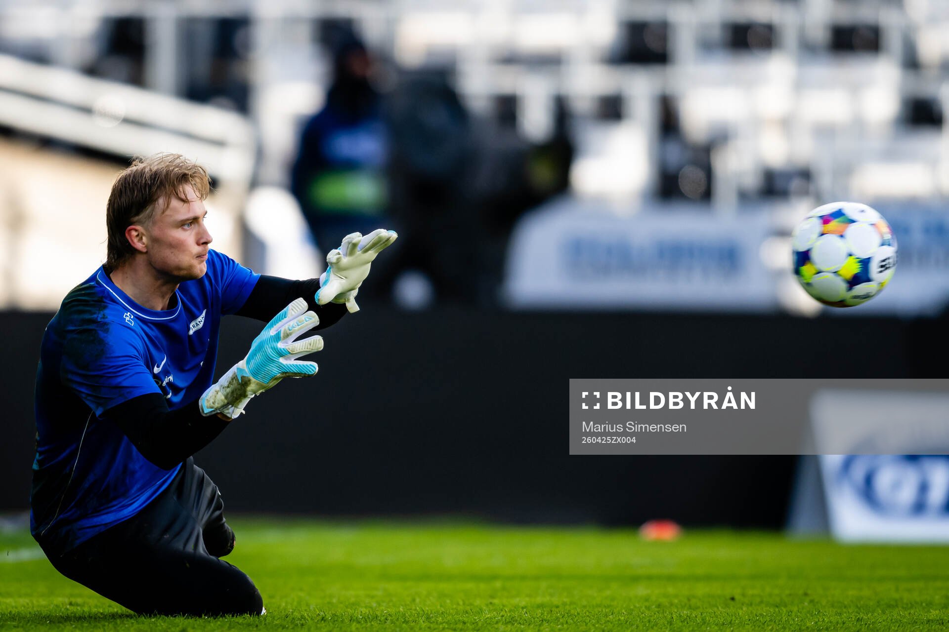 Goalkeeper Simen Vidtun Nilsen of Brann warms up