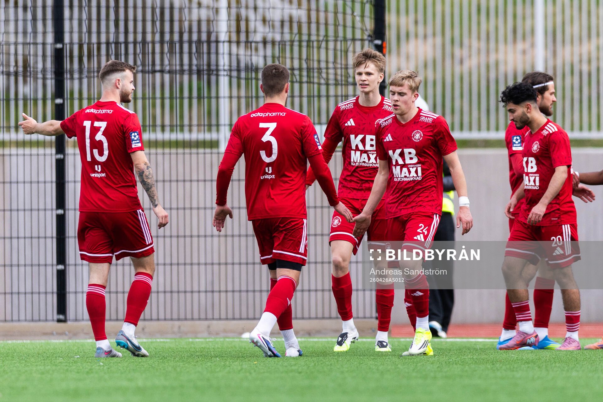Karlbergs Hugo Åslund jublar med lagkamrater