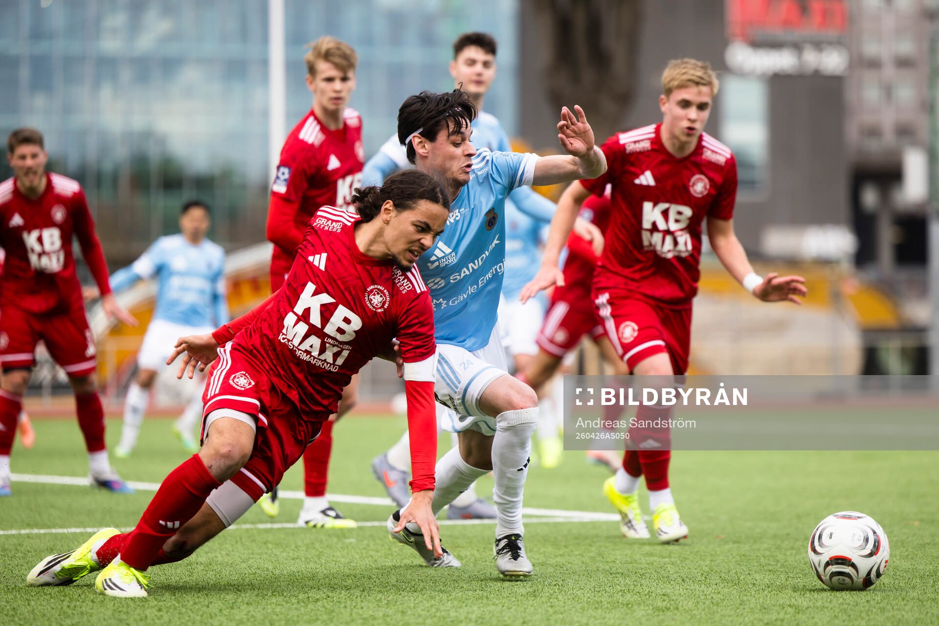 Karlbergs Ayo Rupia-Ellis i kamp om bollen med Gefles Kevin