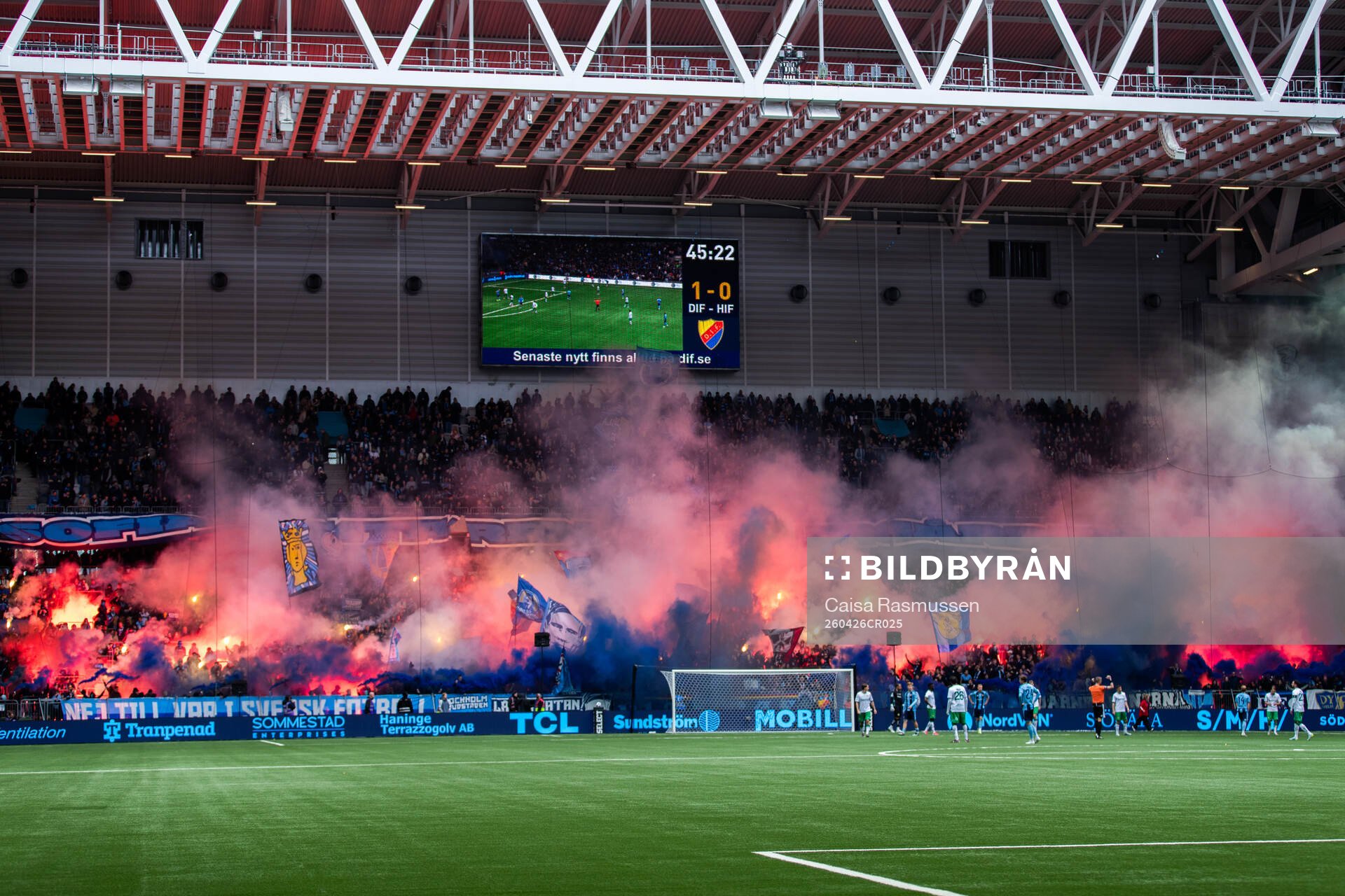 Djurgårdens supporterläktare med bengaler