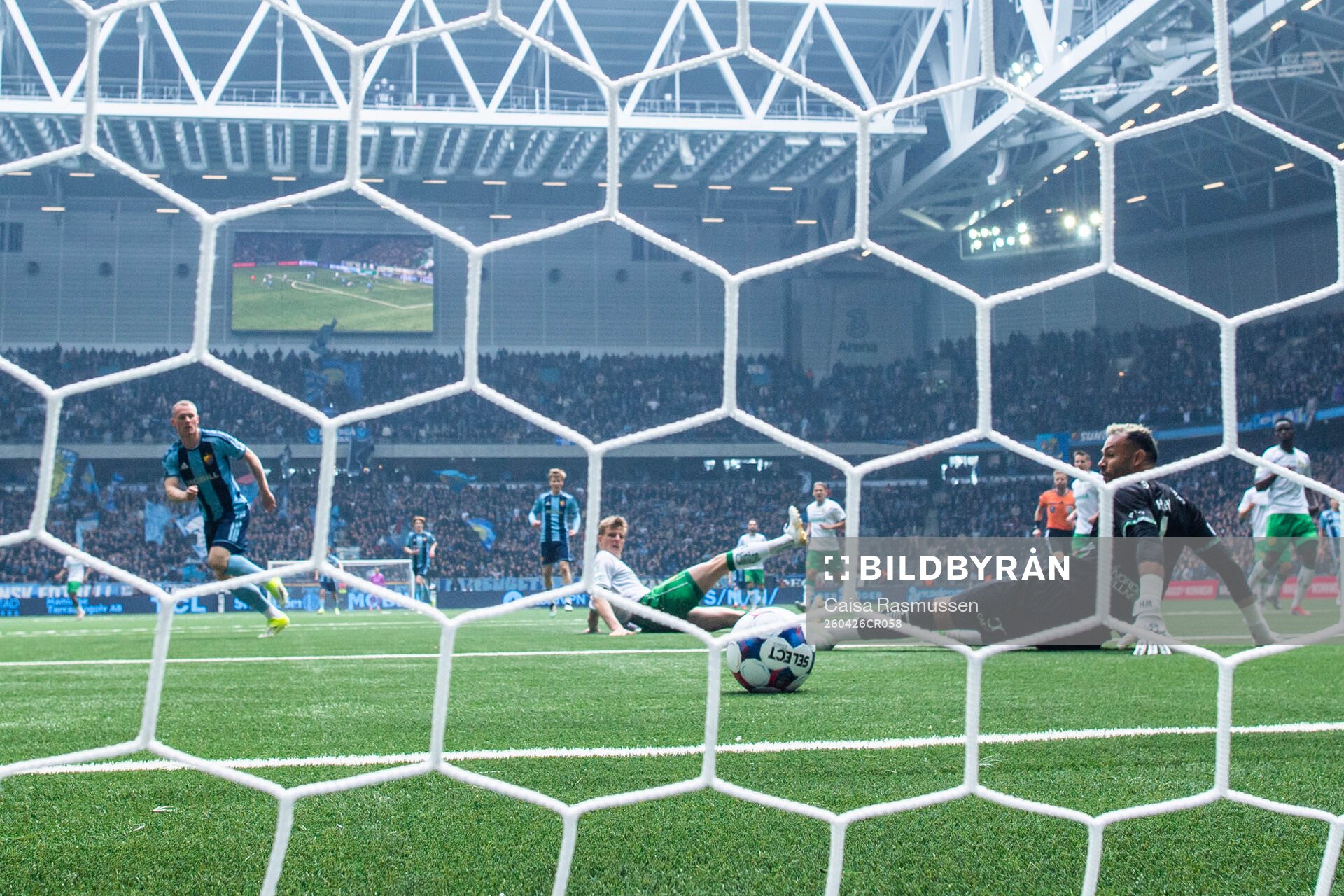 Djurgårdens Kristian Lien gör 1-0 på Hammarbys målvakt