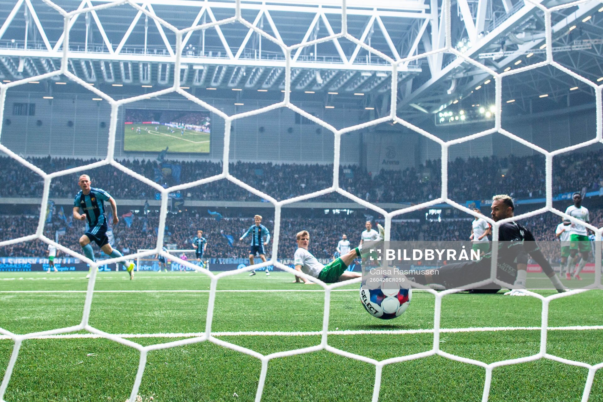Djurgårdens Kristian Lien gör 1-0 på Hammarbys målvakt