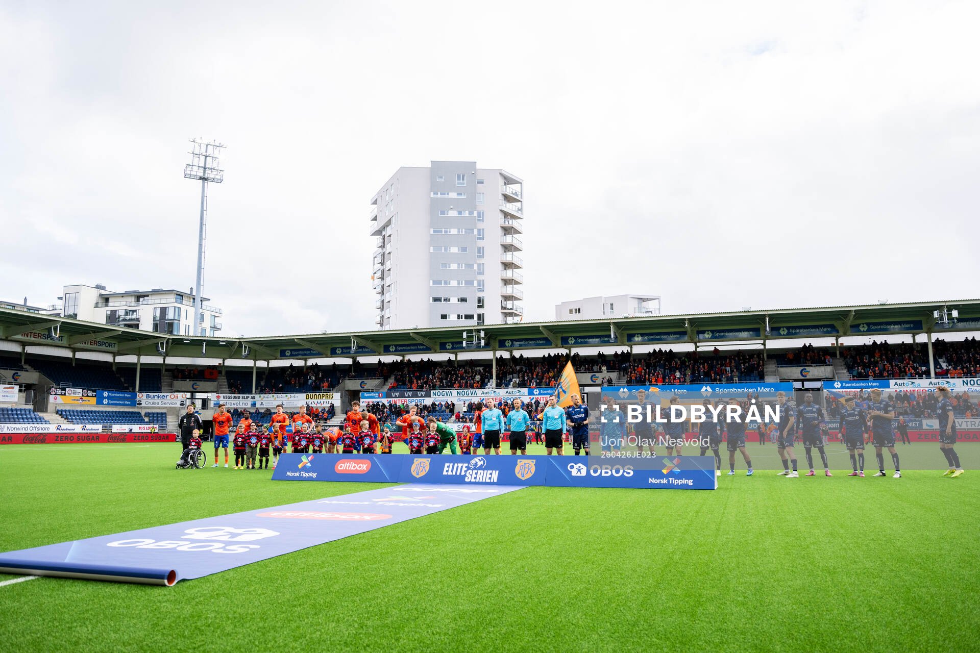The teams line up