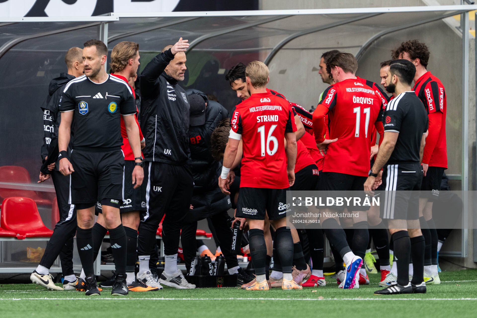 Brommapojkarnas tränare Roger Sandberg samlar spelarna