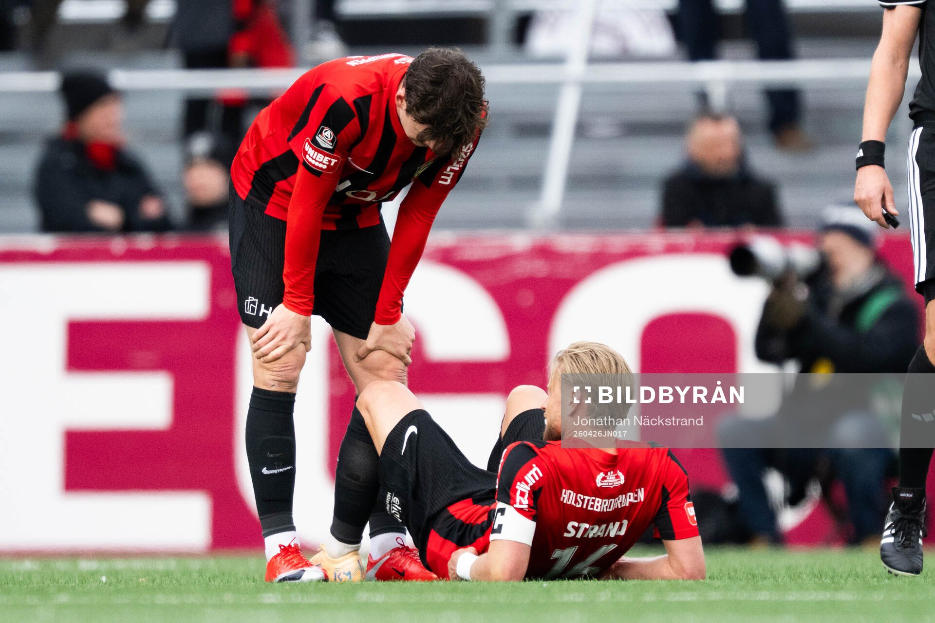 Brommapojkarnas Simon Strand har ont