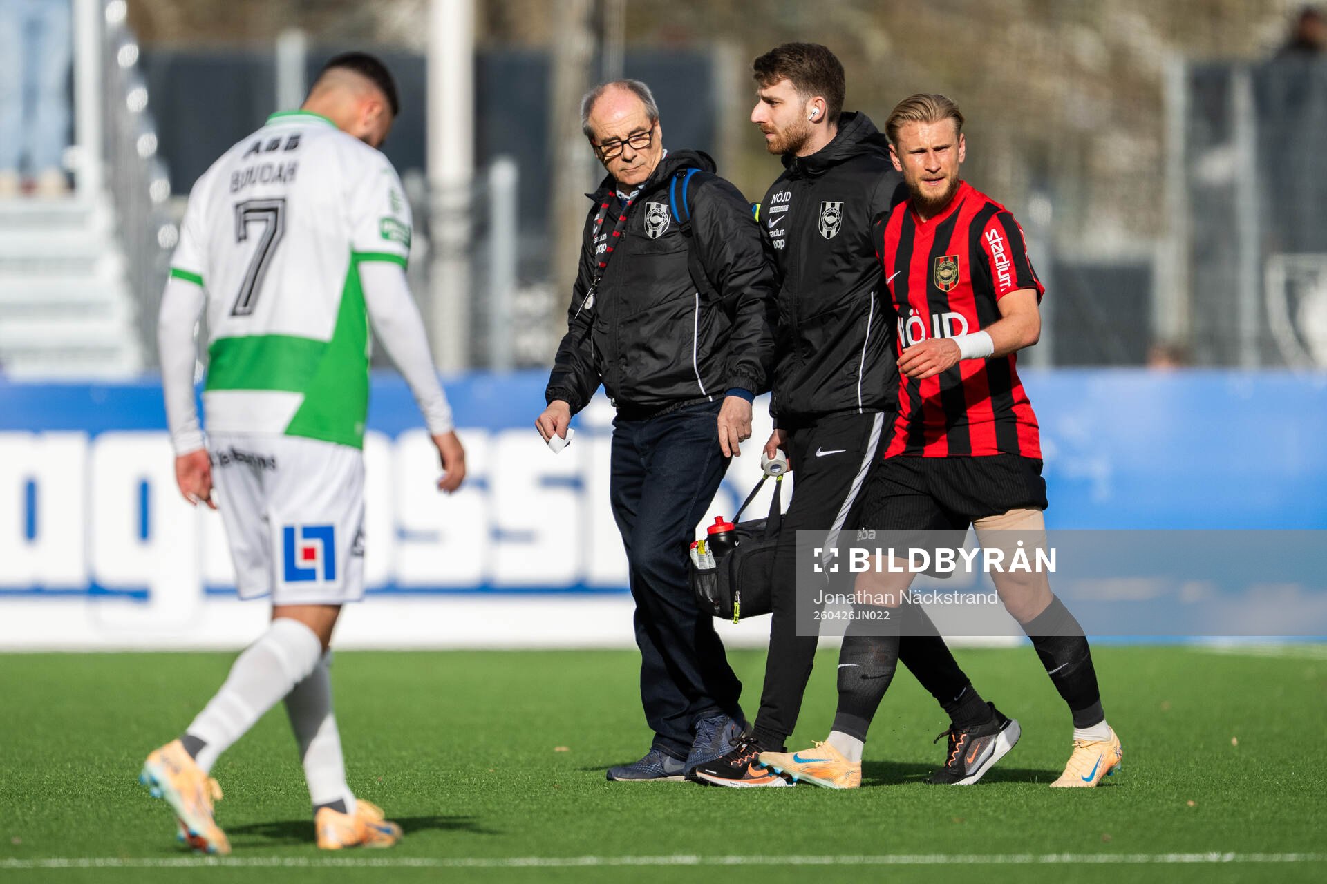 Brommapojkarnas Simon Strand lämnar planen