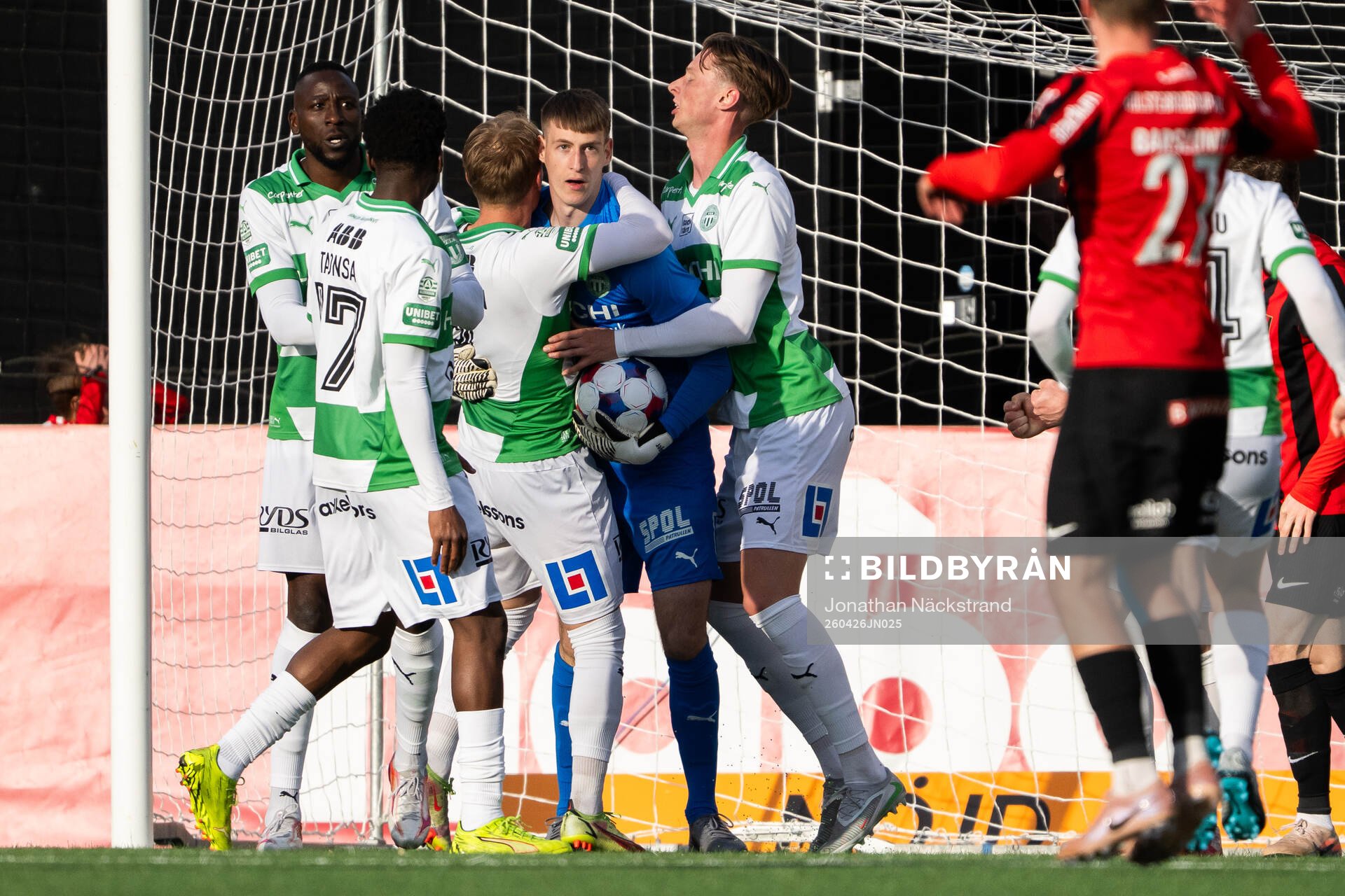 Västerås målvakt Elis Jäger jublar med lagkamrater