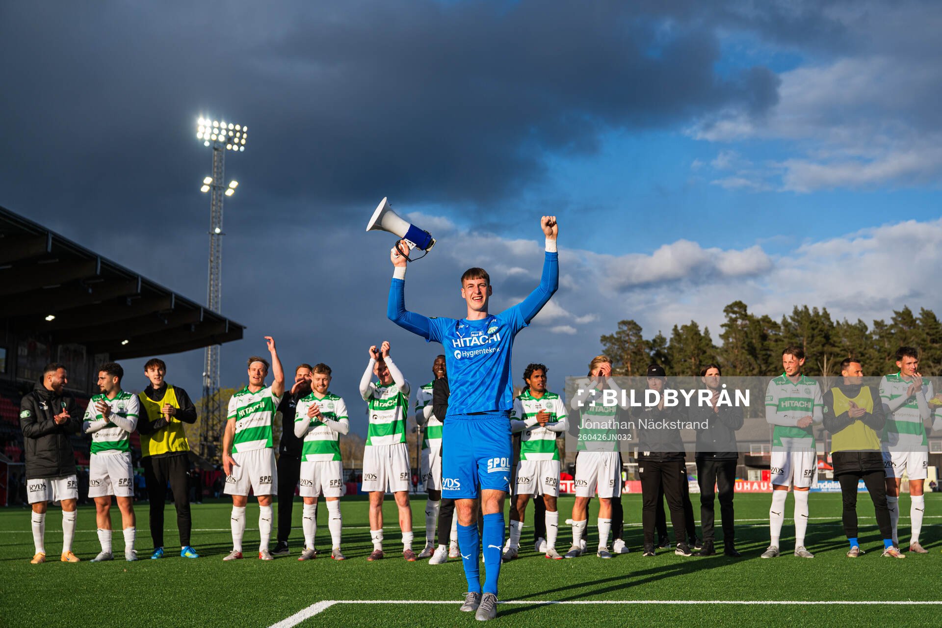 Västerås målvakt Elis Jäger jublar