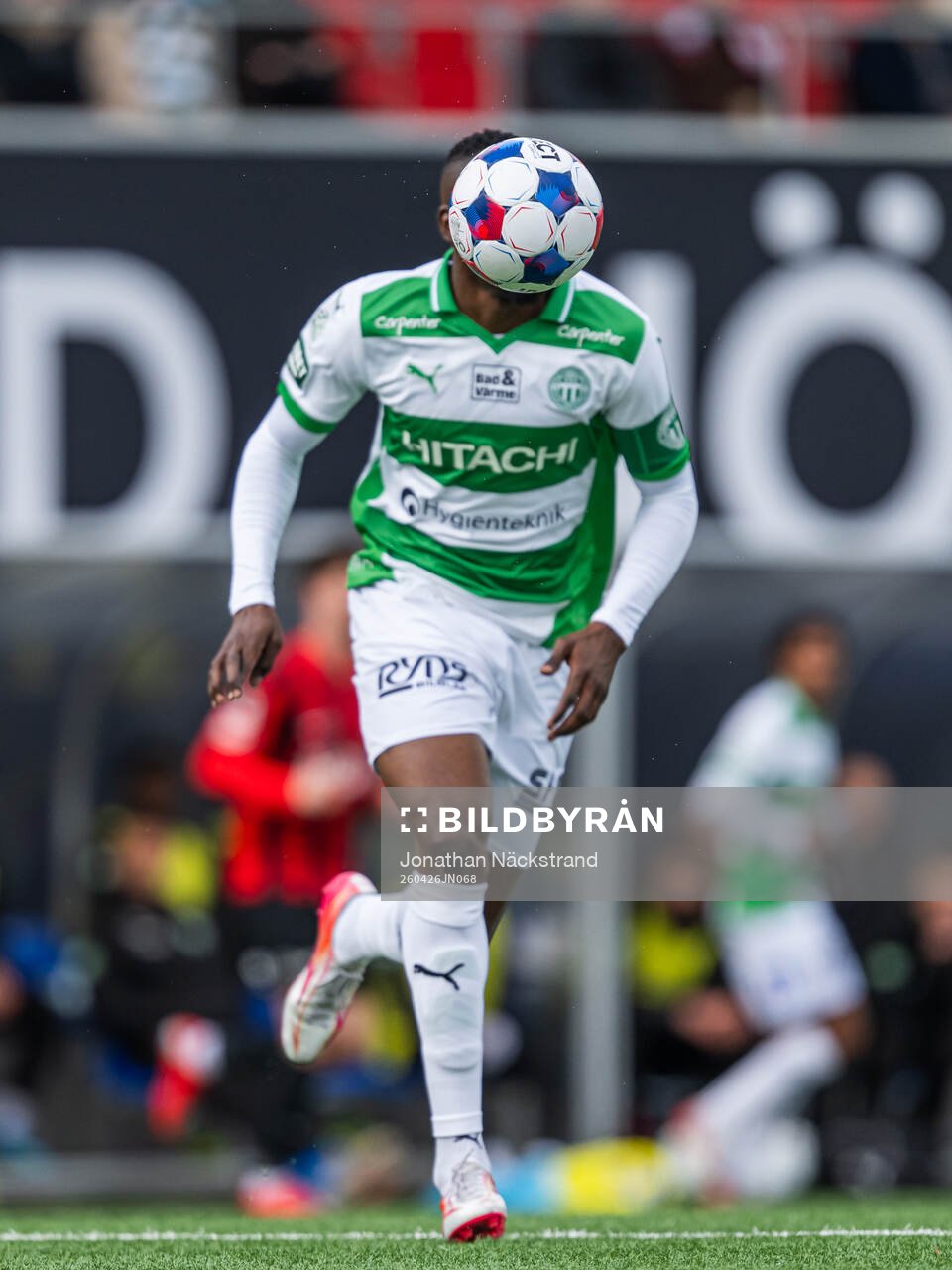 Matchbollen framför Västerås Frederic Nsabiyumva