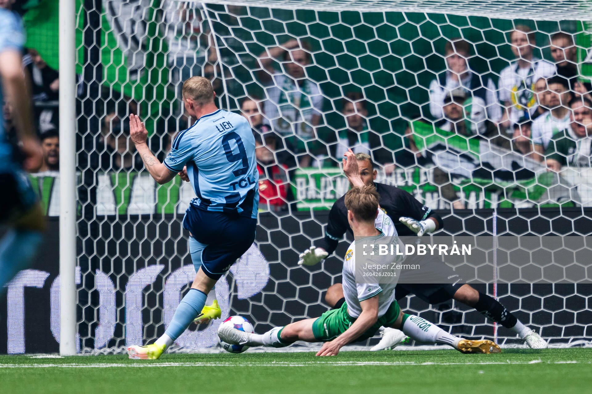 Djurgårdens Kristian Lien och Hammarbys målvakt Warner