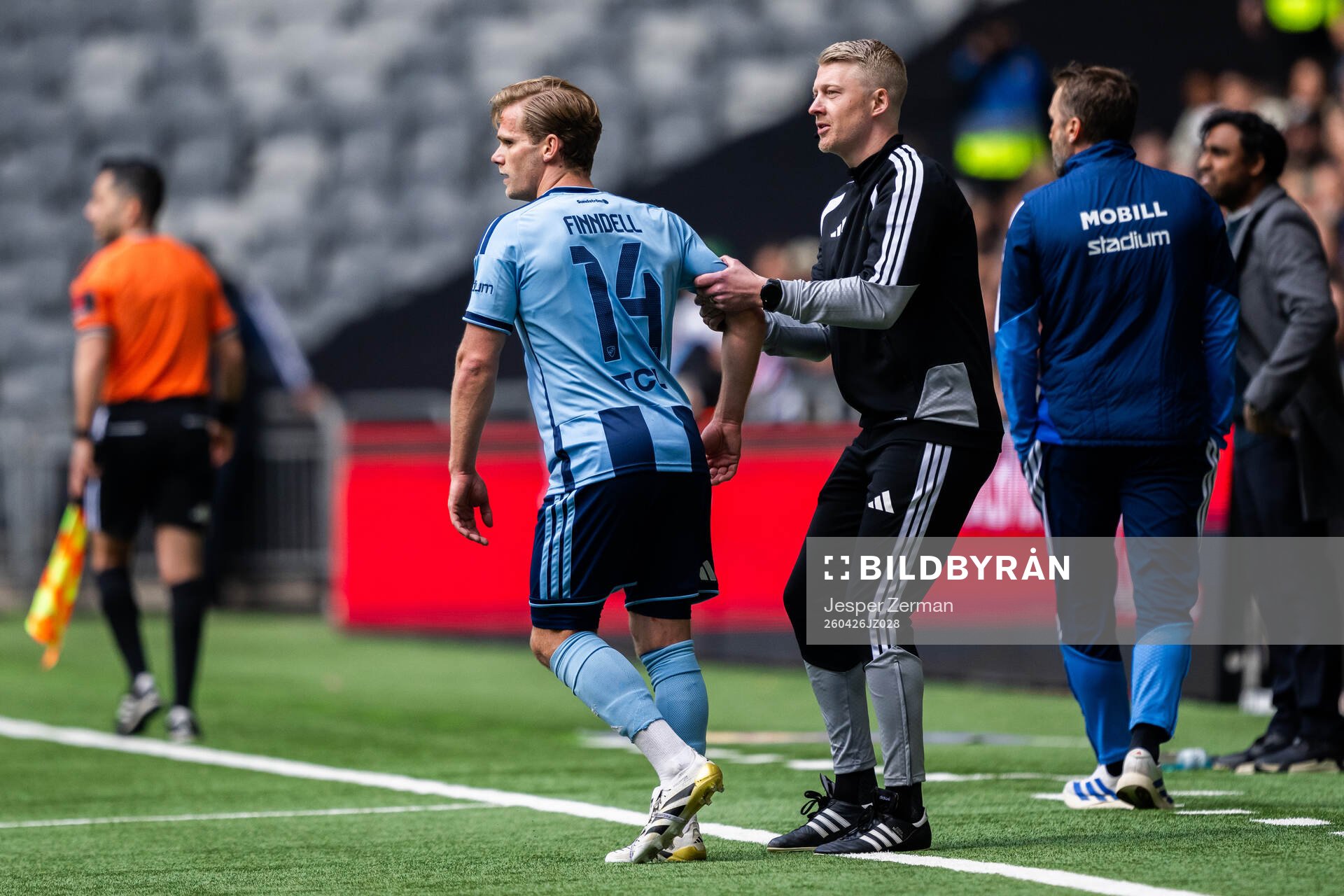 Djurgårdens Hampus Finndell och fjärdedomare Adam