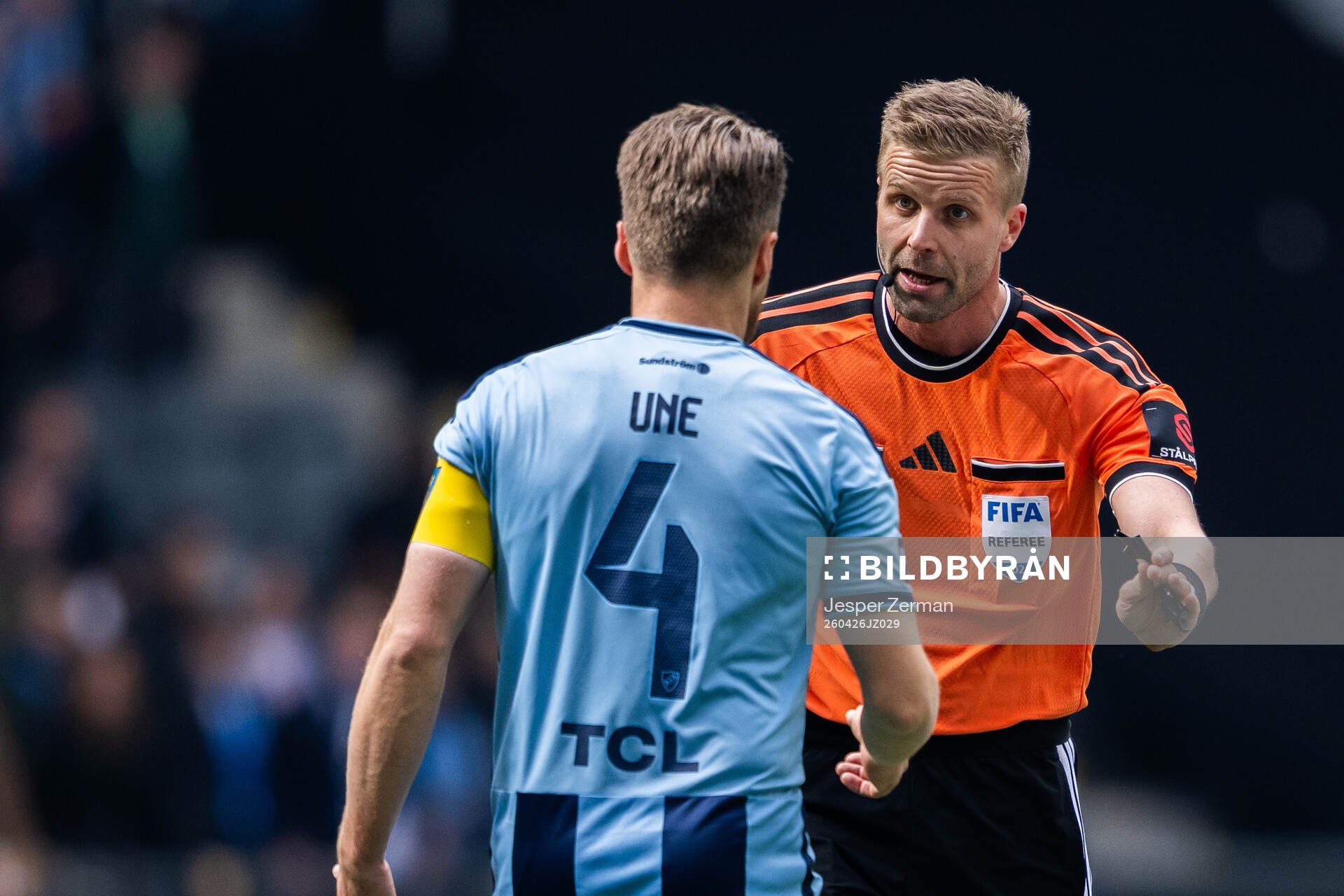 Djurgårdens Jacob Une och domare Glenn Nyberg