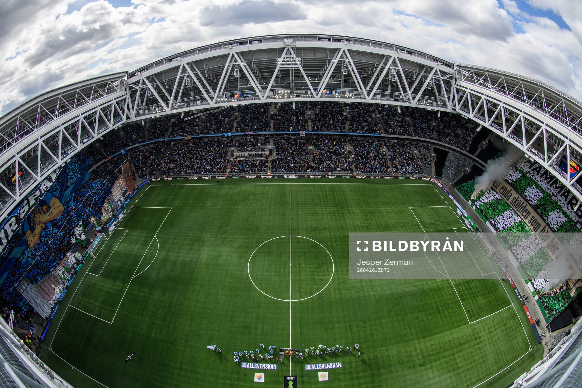 Djurgårdens och Hammarbys supportrar med tifon