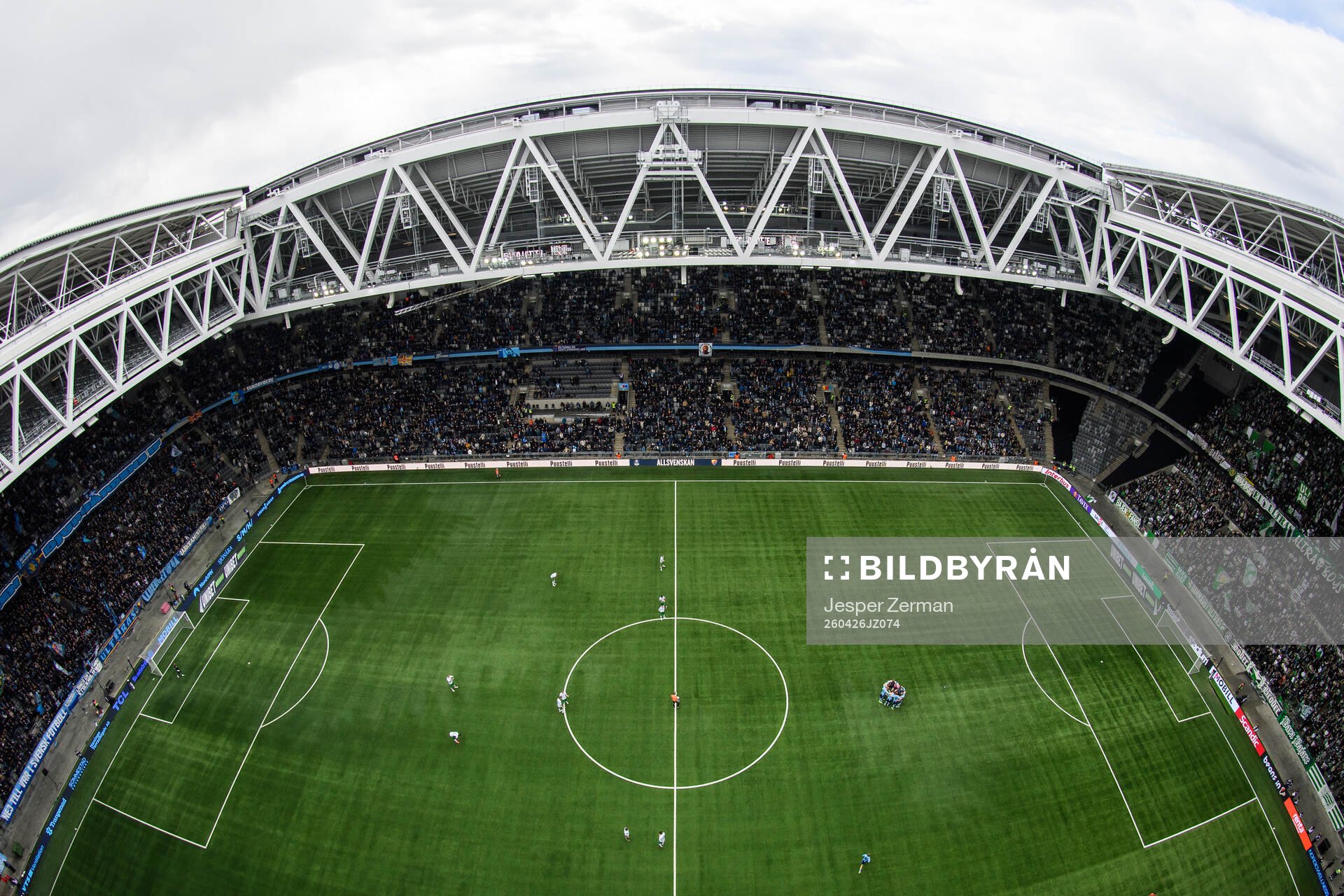 Djurgårdens spelare samlas i en ring