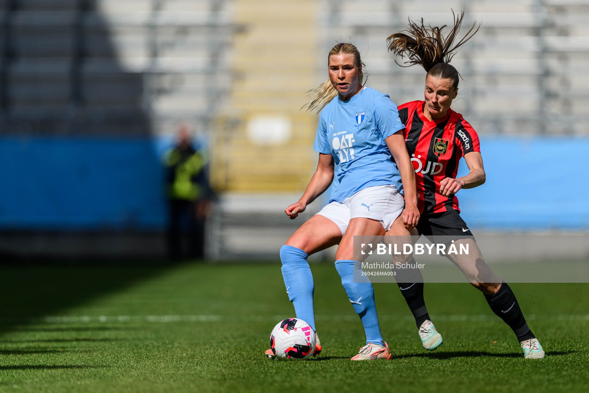 Malmö FFs Ellen Löfqvist och Brommapojkarnas Louise