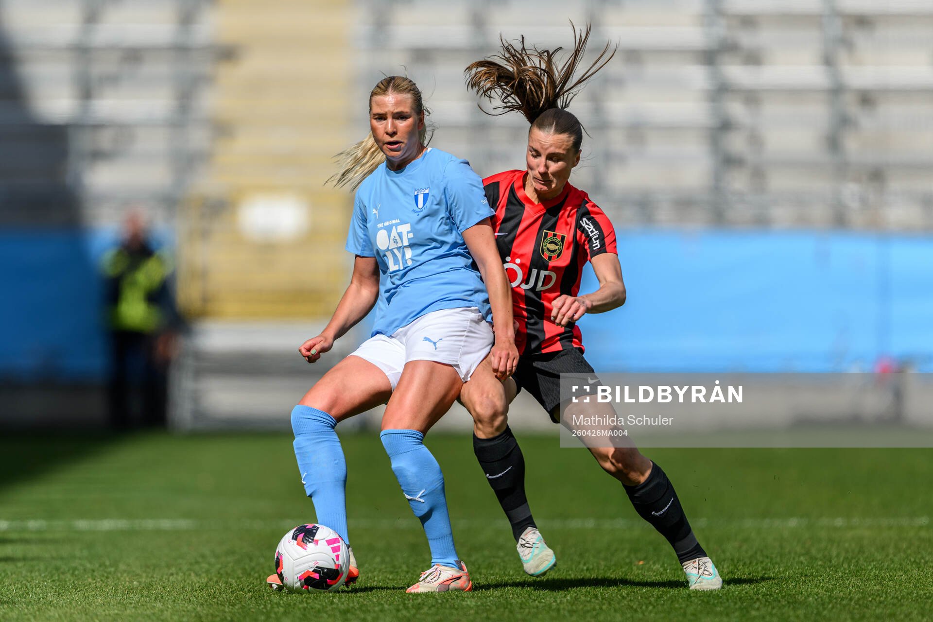 Malmö FFs Ellen Löfqvist och Brommapojkarnas Louise