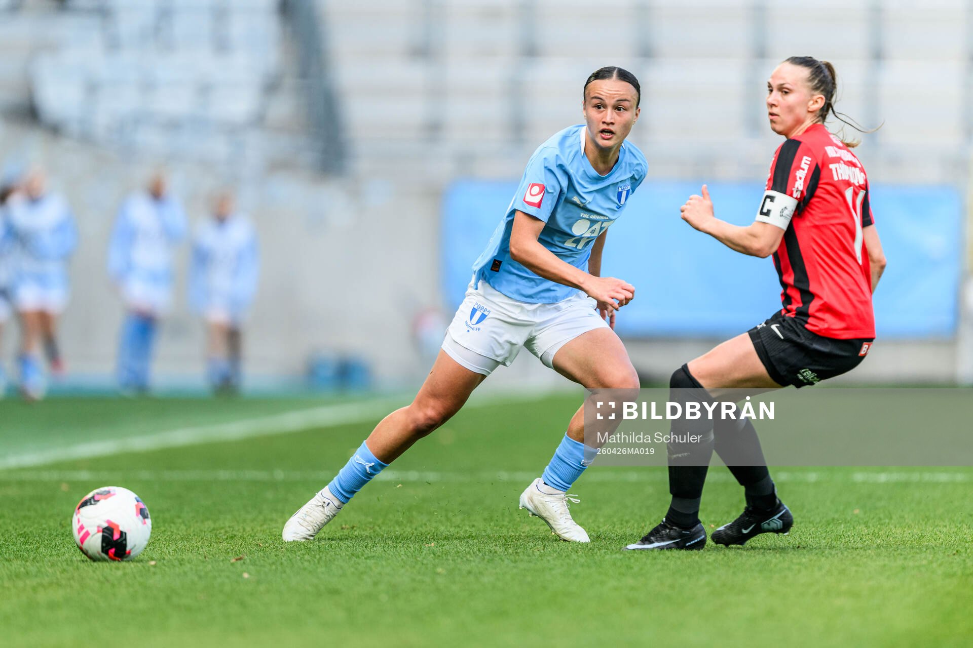 Malmö FFs Amy Sayer och Brommapojkarnas Frida Thörnqvist
