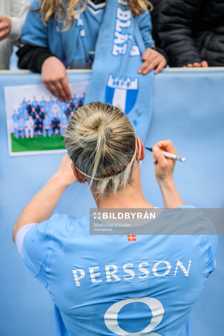 Malmö FFs Mia Persson skriver autograf