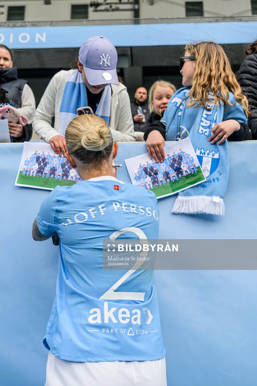 Malmö FFs Nathalie Hoff Persson skriver autograf