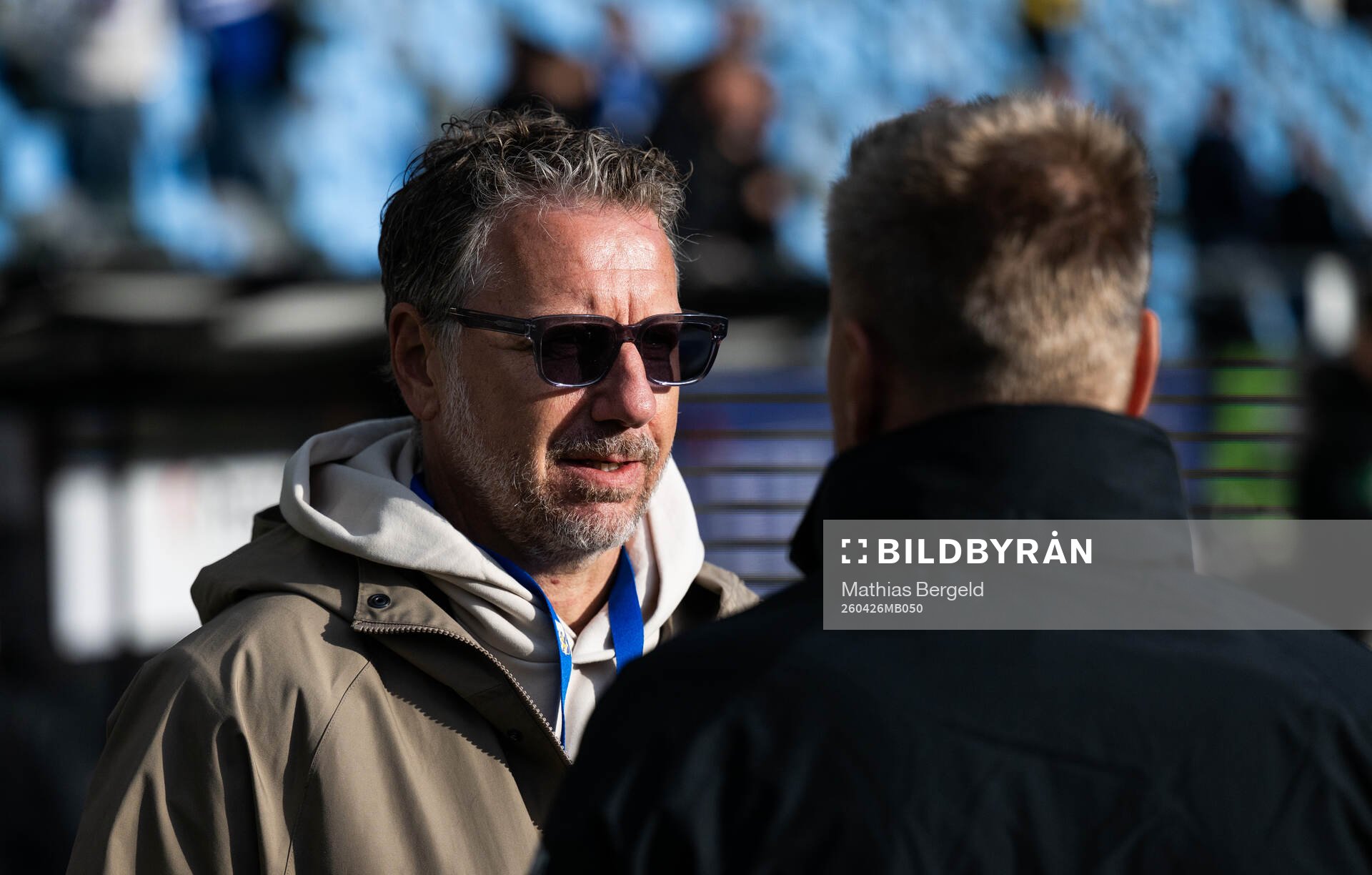 IFK Göteborgs fotbollschef Jesper Jansson pratar med IFK