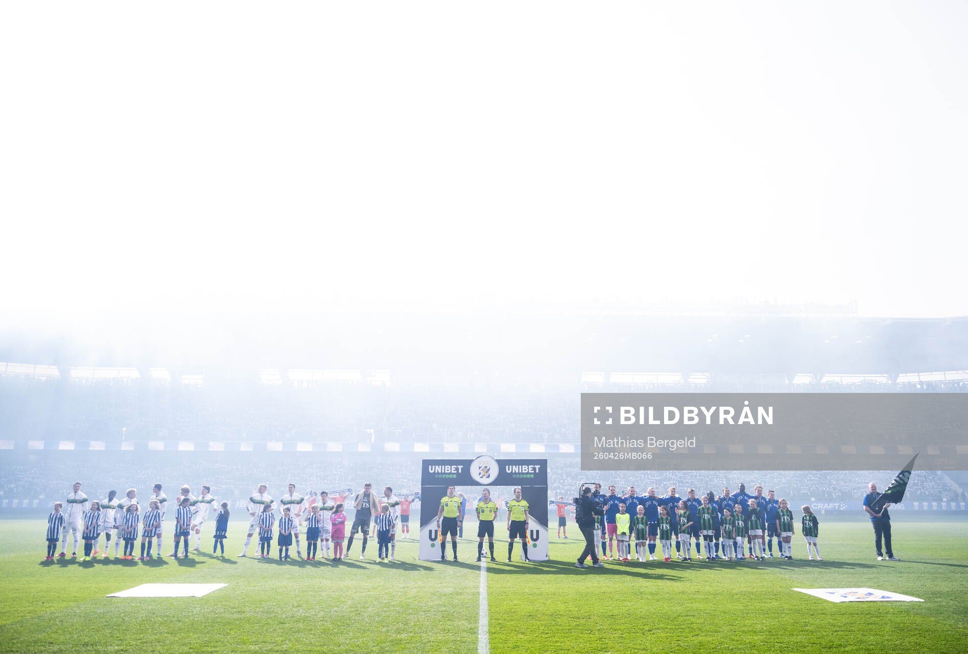 GAIS spelare och IFK Göteborgs spelare vid line-up