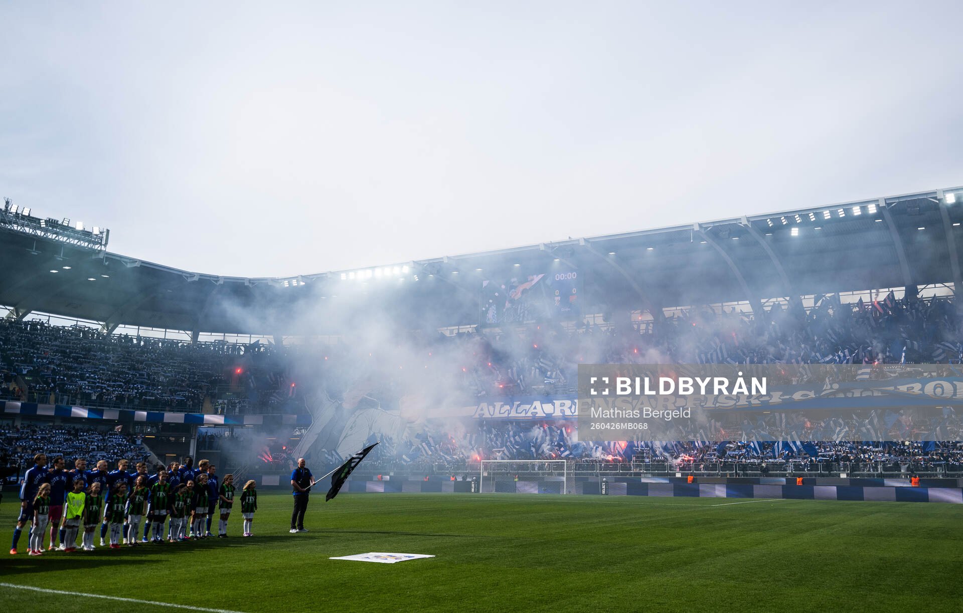 IFK Göteborgs spelare med ett tifo i bakgrunden