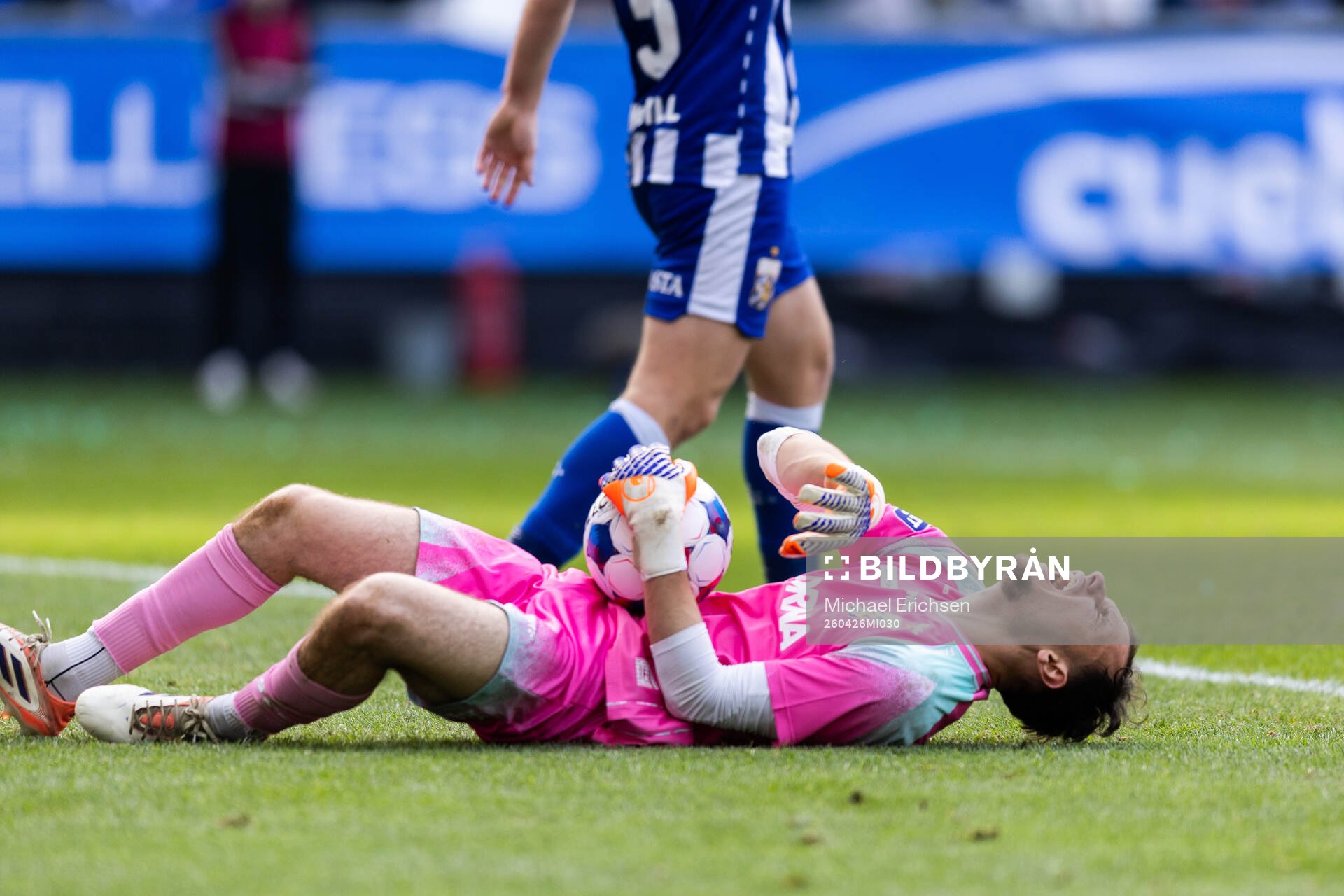 IFK Göteborgs målvakt Elis Bishesari har ont