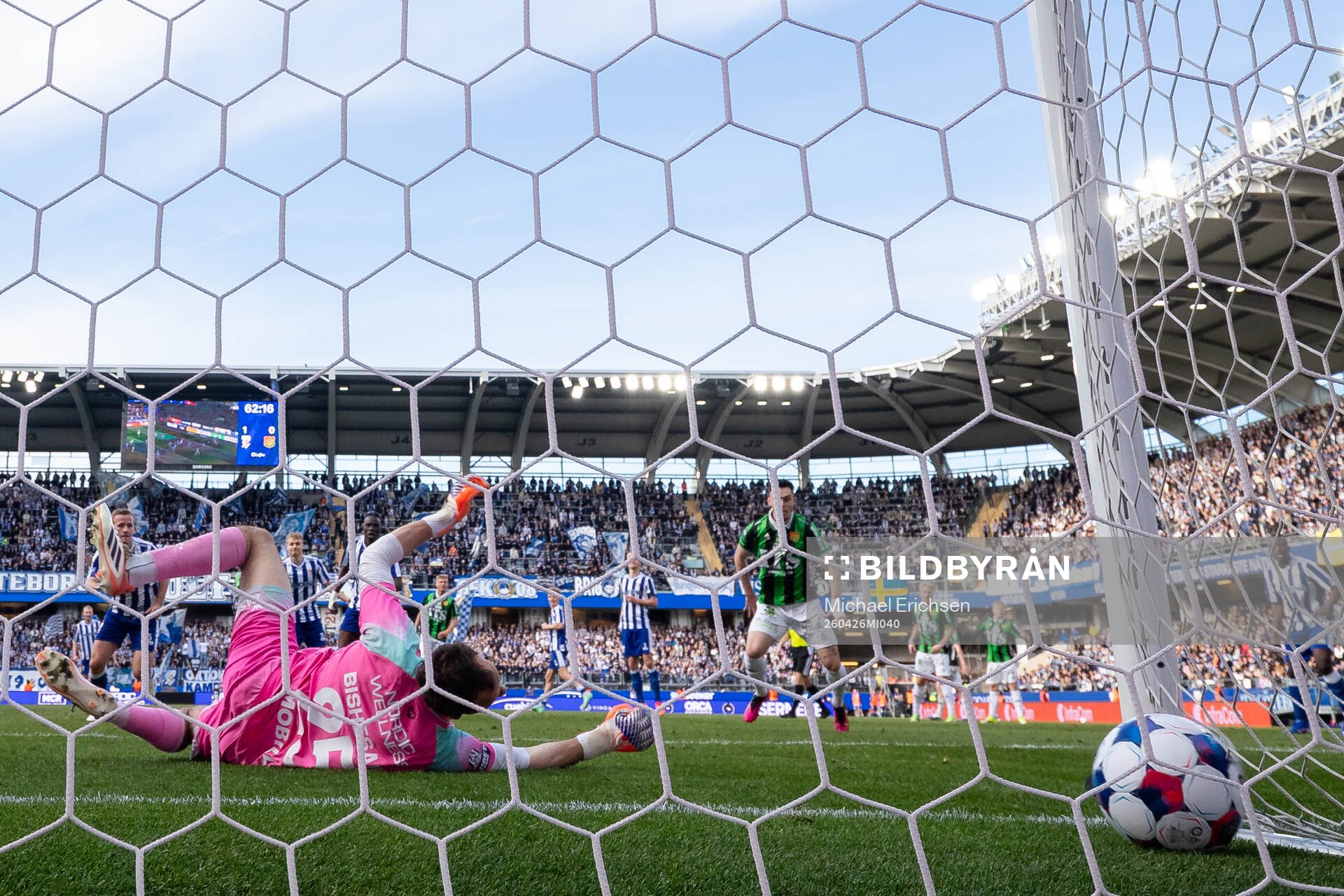 GAIS Max Andersson skjuter 1-1 bakom IFK Göteborgs