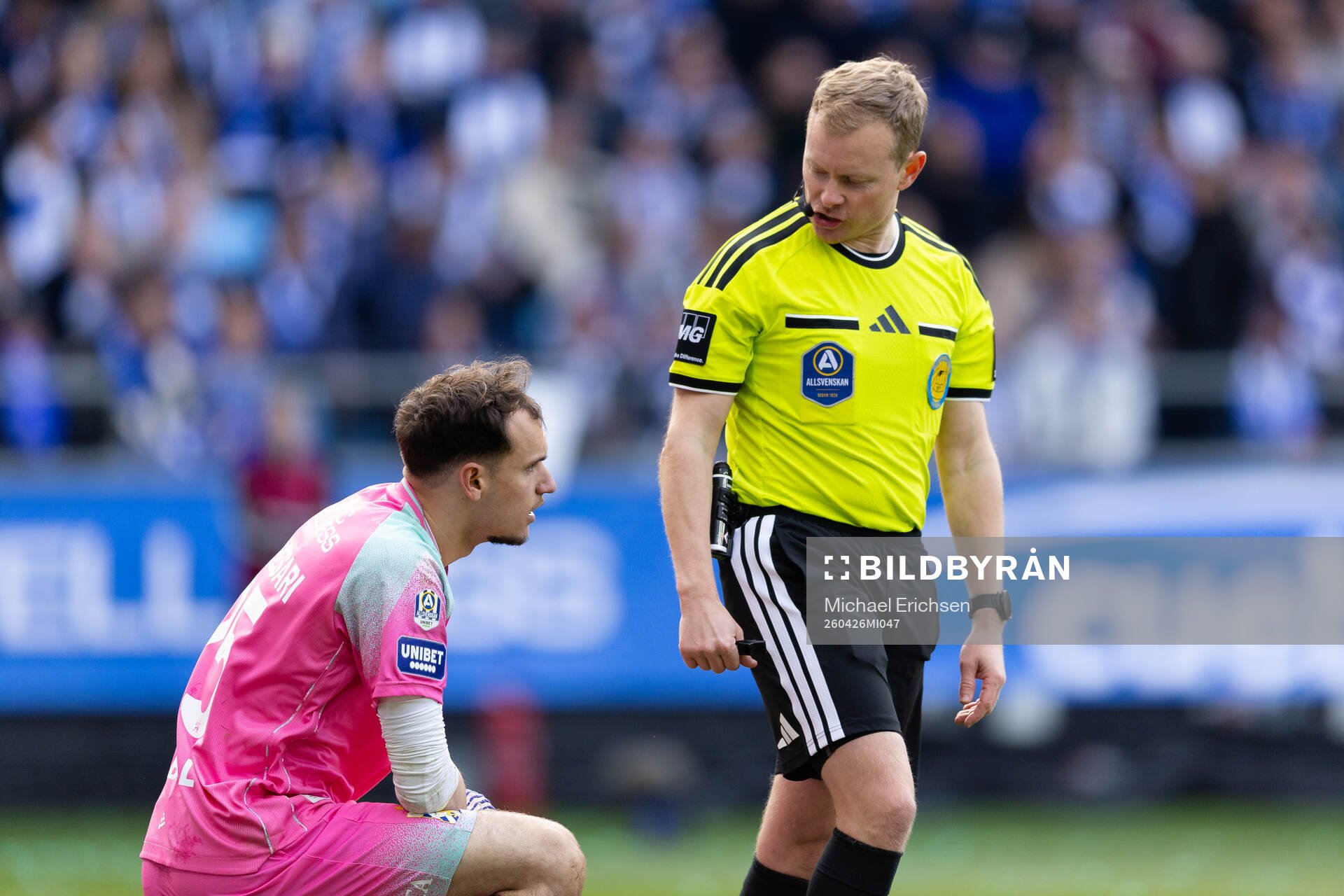 IFK Göteborgs målvakt Elis Bishesari och domare Fredrik
