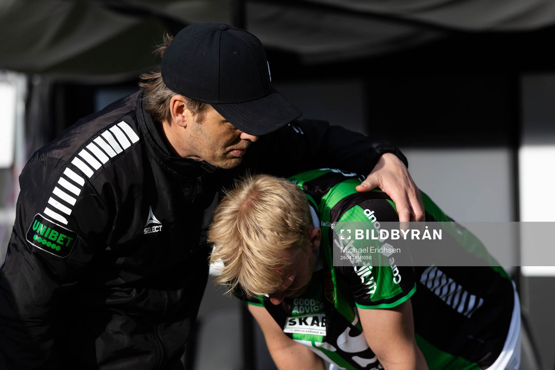 GAIS tränare Fredrik Holmberg tröstar Robin Wendin