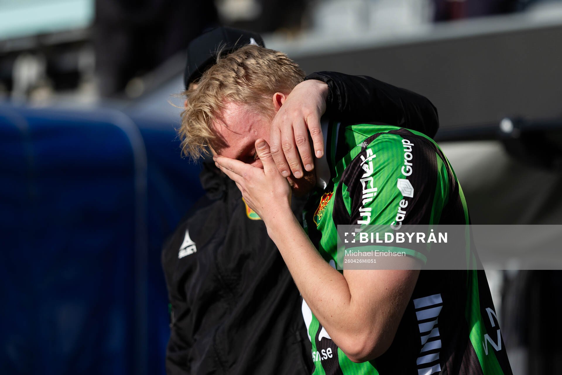 GAIS tränare Fredrik Holmberg tröstar Robin Wendin