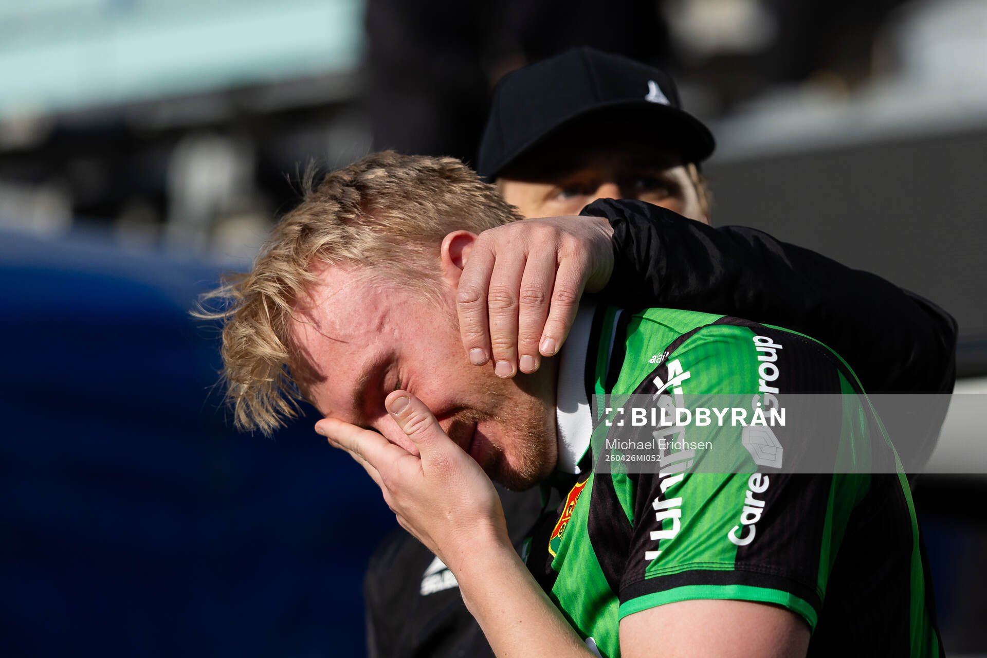 GAIS tränare Fredrik Holmberg tröstar Robin Wendin