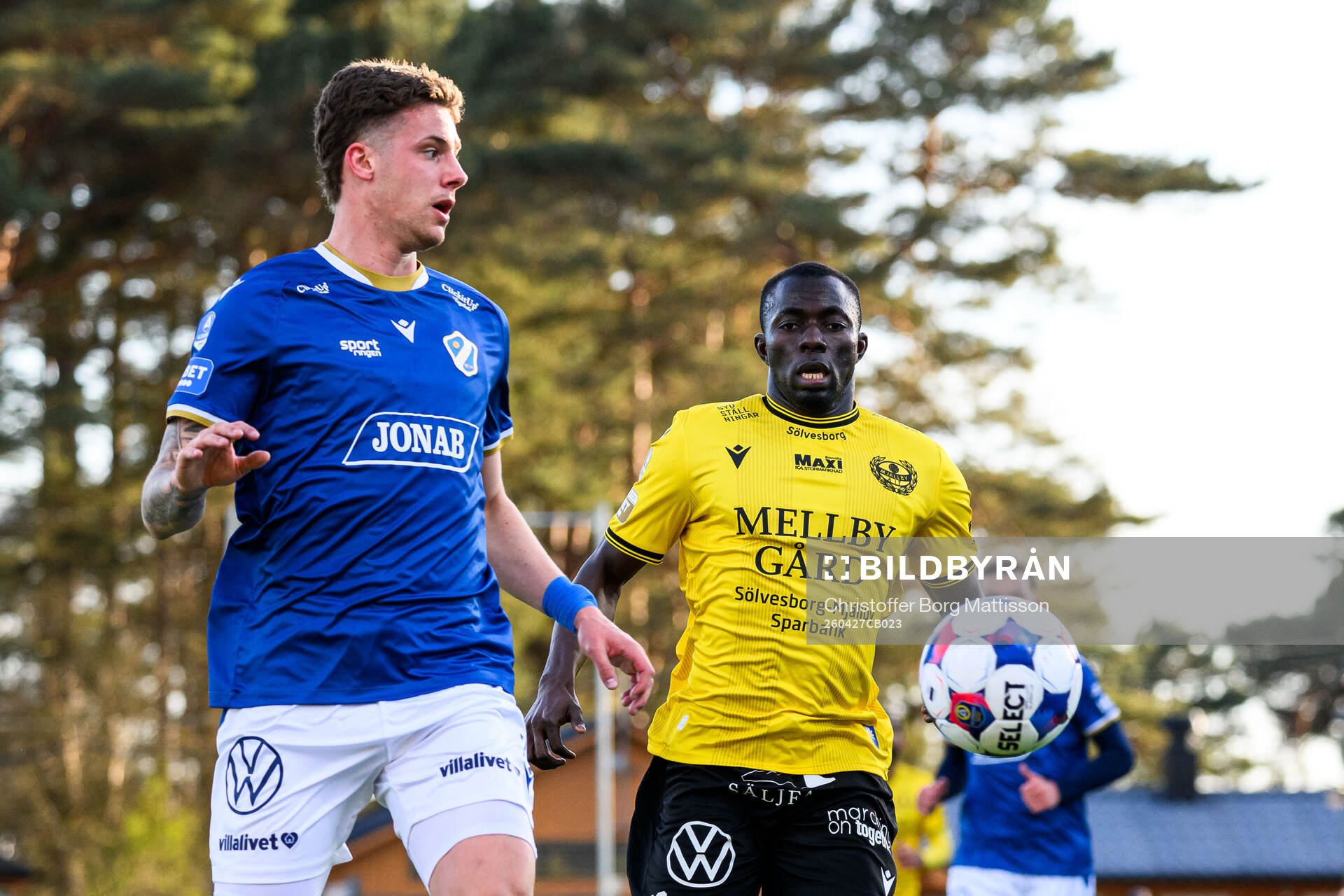 Halmstads Gabriel Wallentin och Mjällbys Abdoulie Manneh