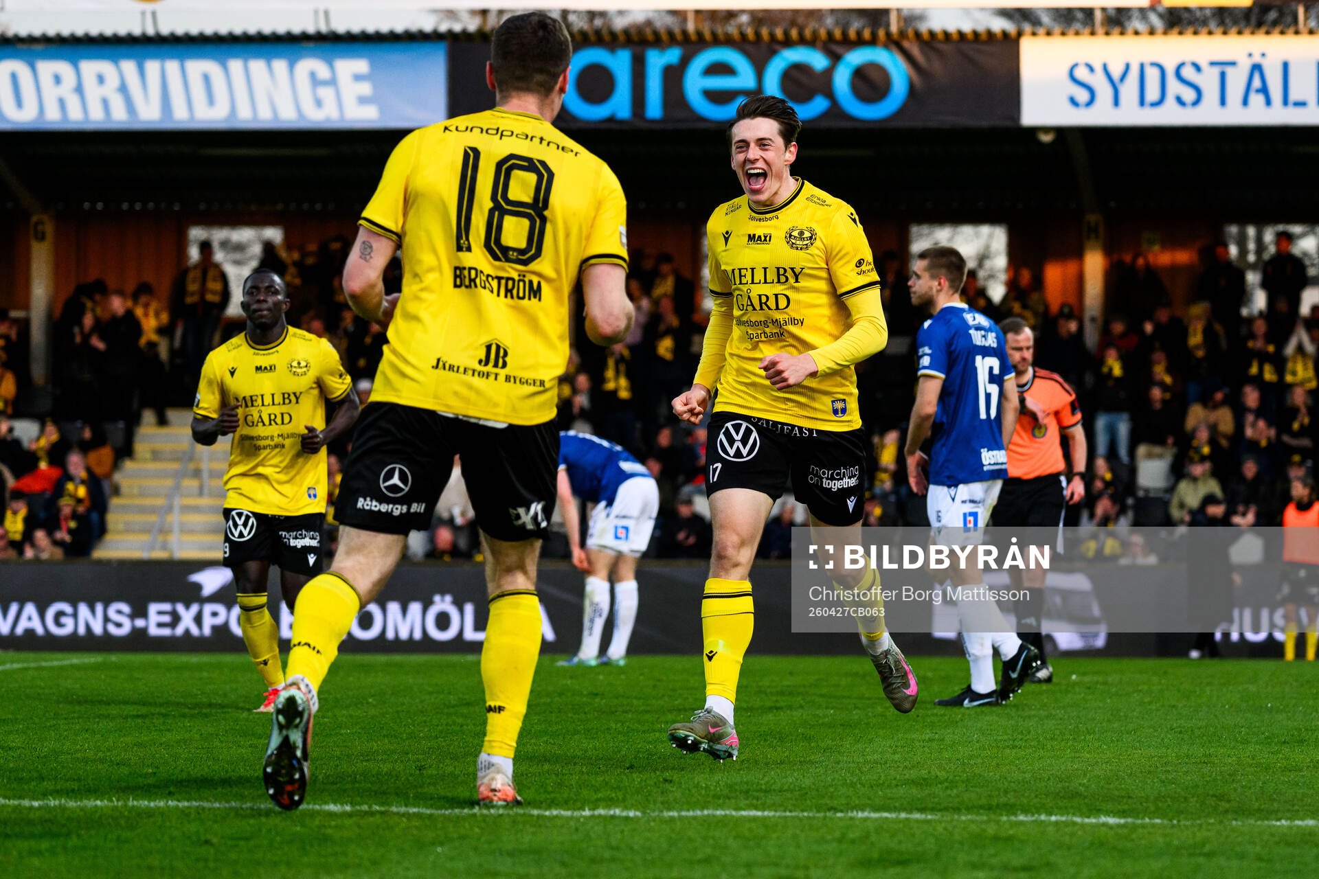 Mjällbys Jacob Bergström och Elliot Stroud jublar