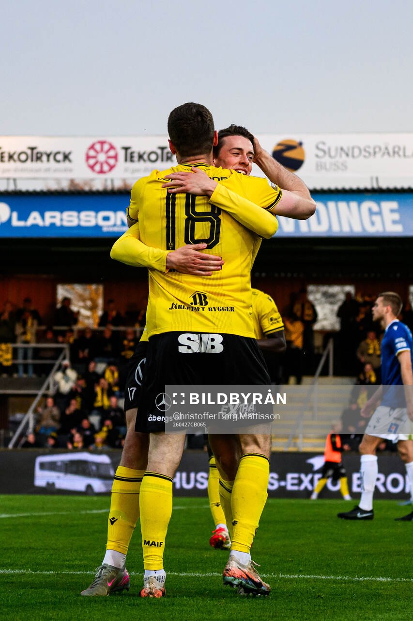 Mjällbys Jacob Bergström och Elliot Stroud jublar